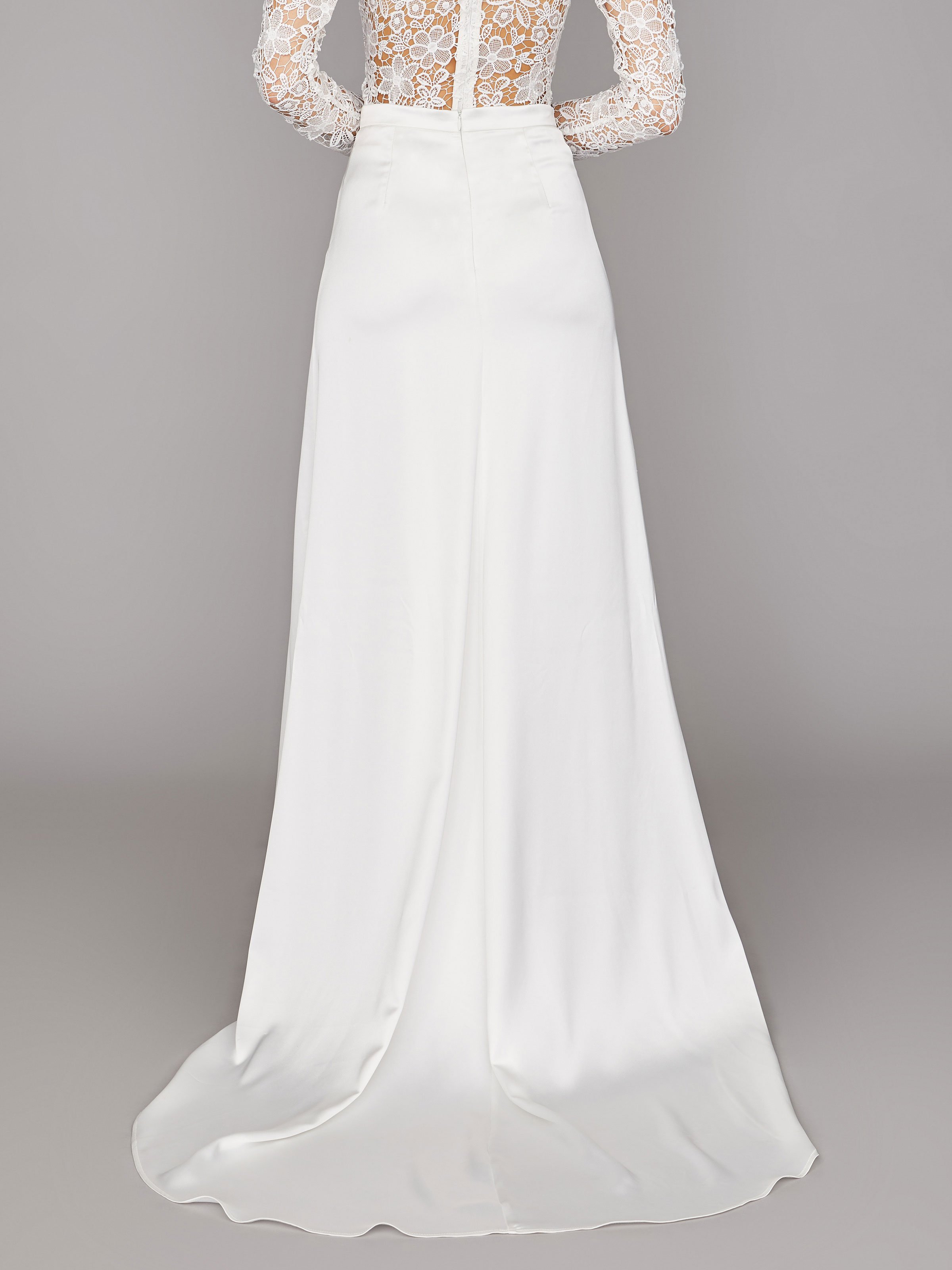 Langer Braut-Rock mit Schleppe aus cremefarbenen Satin Langer Braut-Rock mit Schleppe aus cremefarbenen Satin