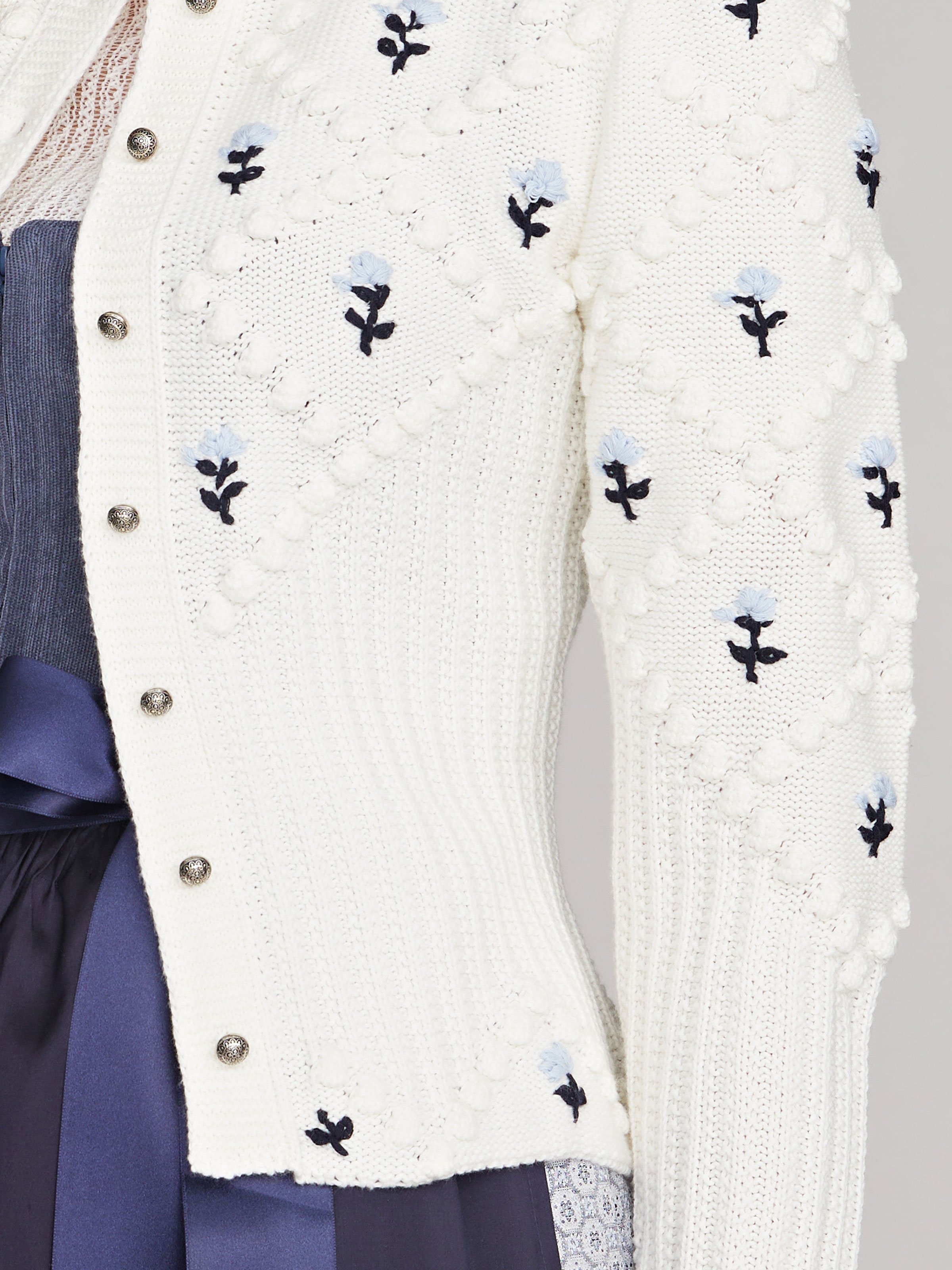Cremeweiße Strickjacke mit blauer Blumenstickerei Cremeweiße Strickjacke mit blauer Blumenstickerei