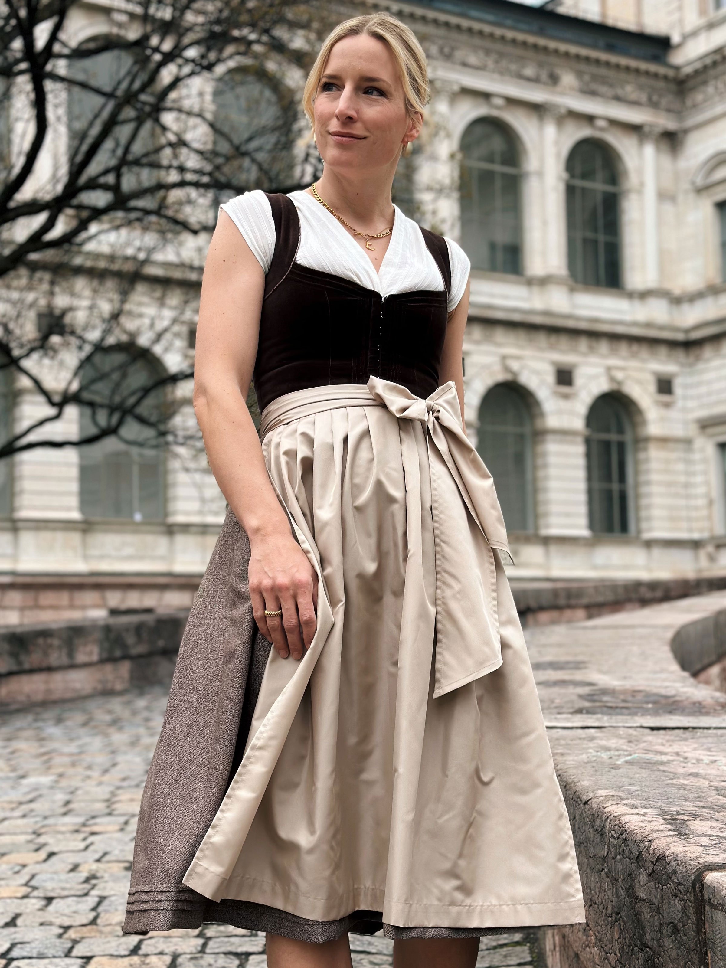 Braunes Dirndl mit Samt-Mieder Braunes Dirndl mit Samt-Mieder