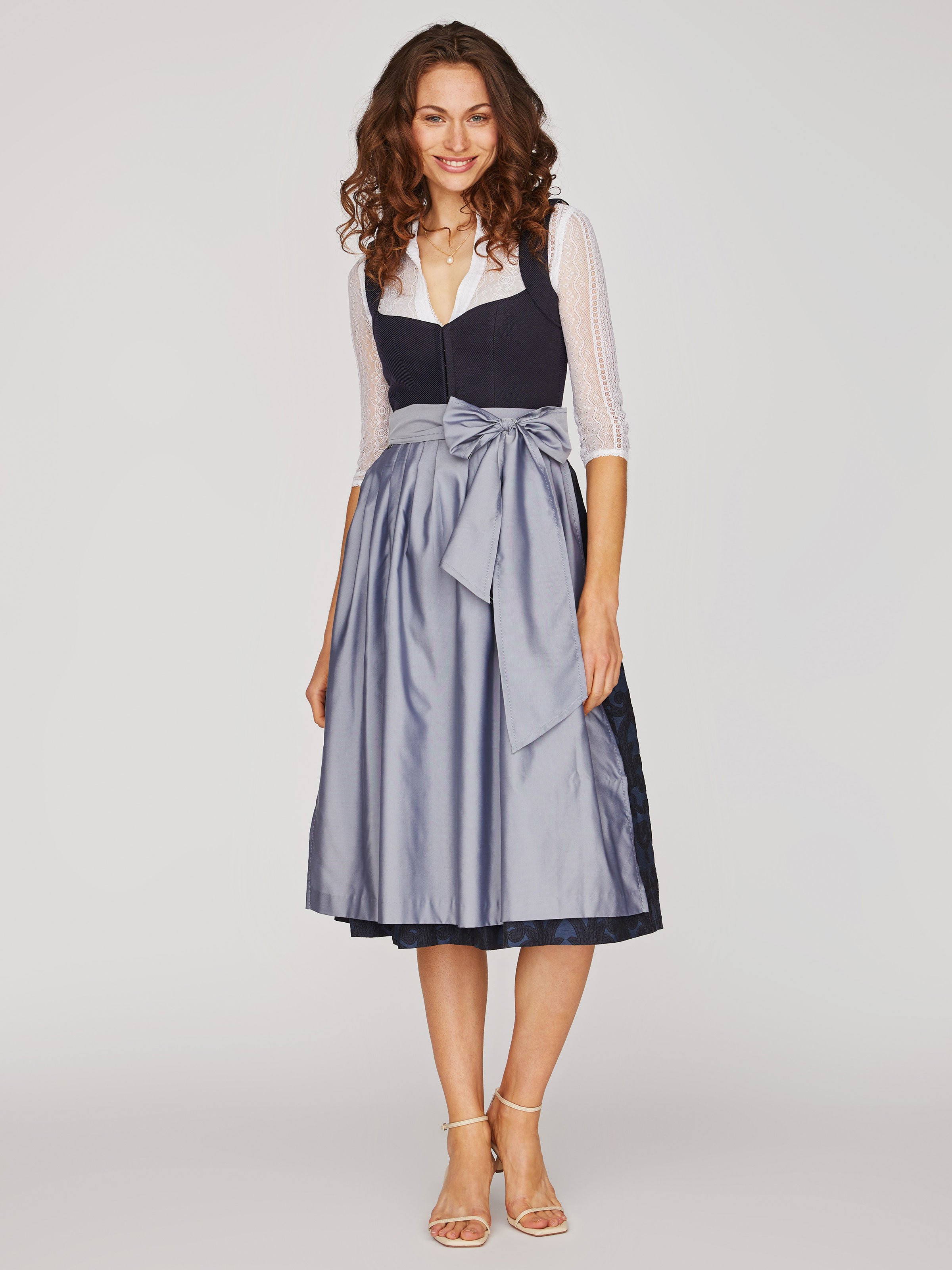 Nachtblaues Dirndl mit eisblauer Schürze Nachtblaues Dirndl mit eisblauer Schürze