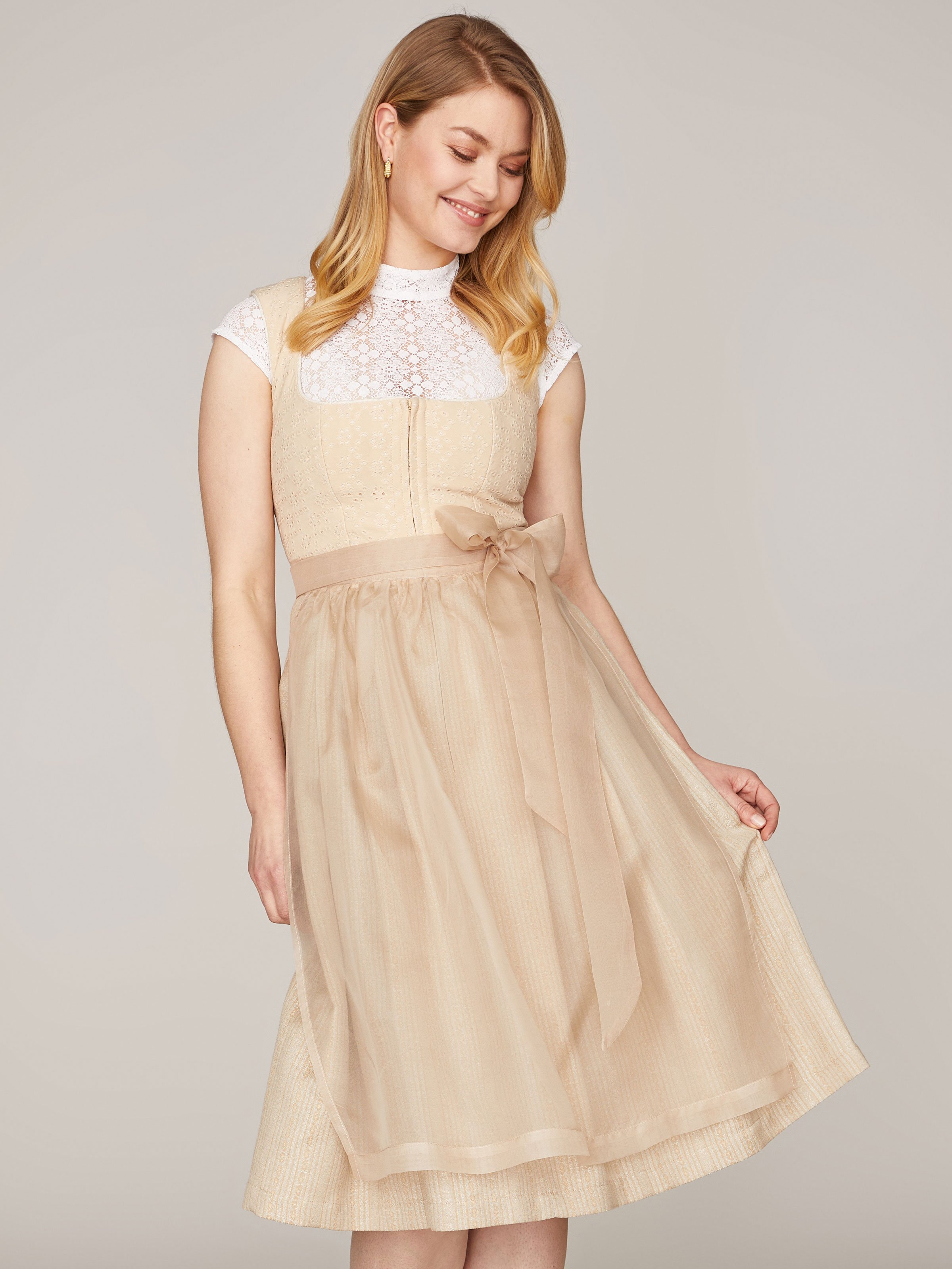 Beiges Dirndl mit zwei Schürzen Beiges Dirndl mit zwei Schürzen
