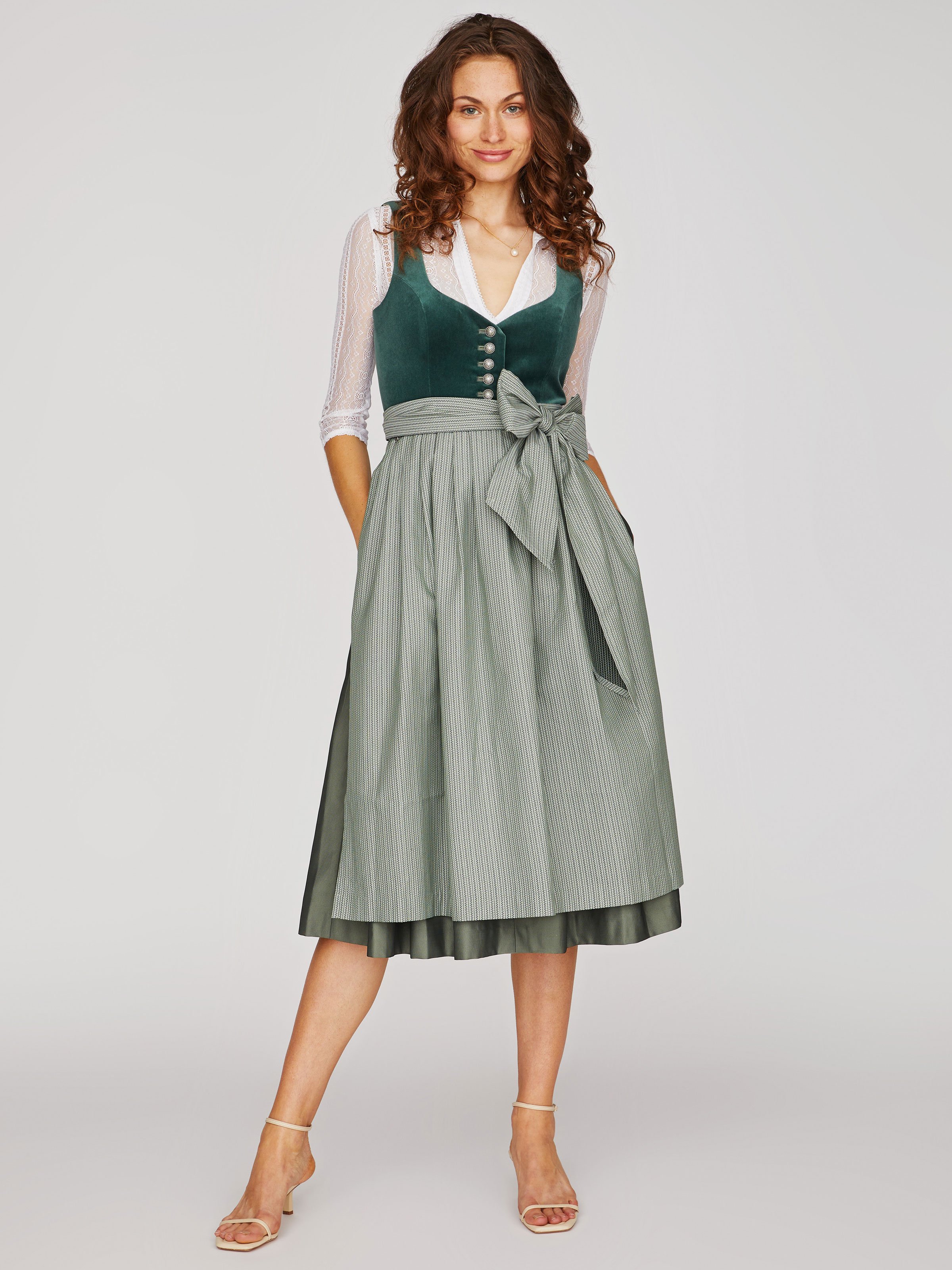 Dunkelgrünes Samtdirndl mit salbeigrüner Schürze Dunkelgrünes Samtdirndl mit salbeigrüner Schürze