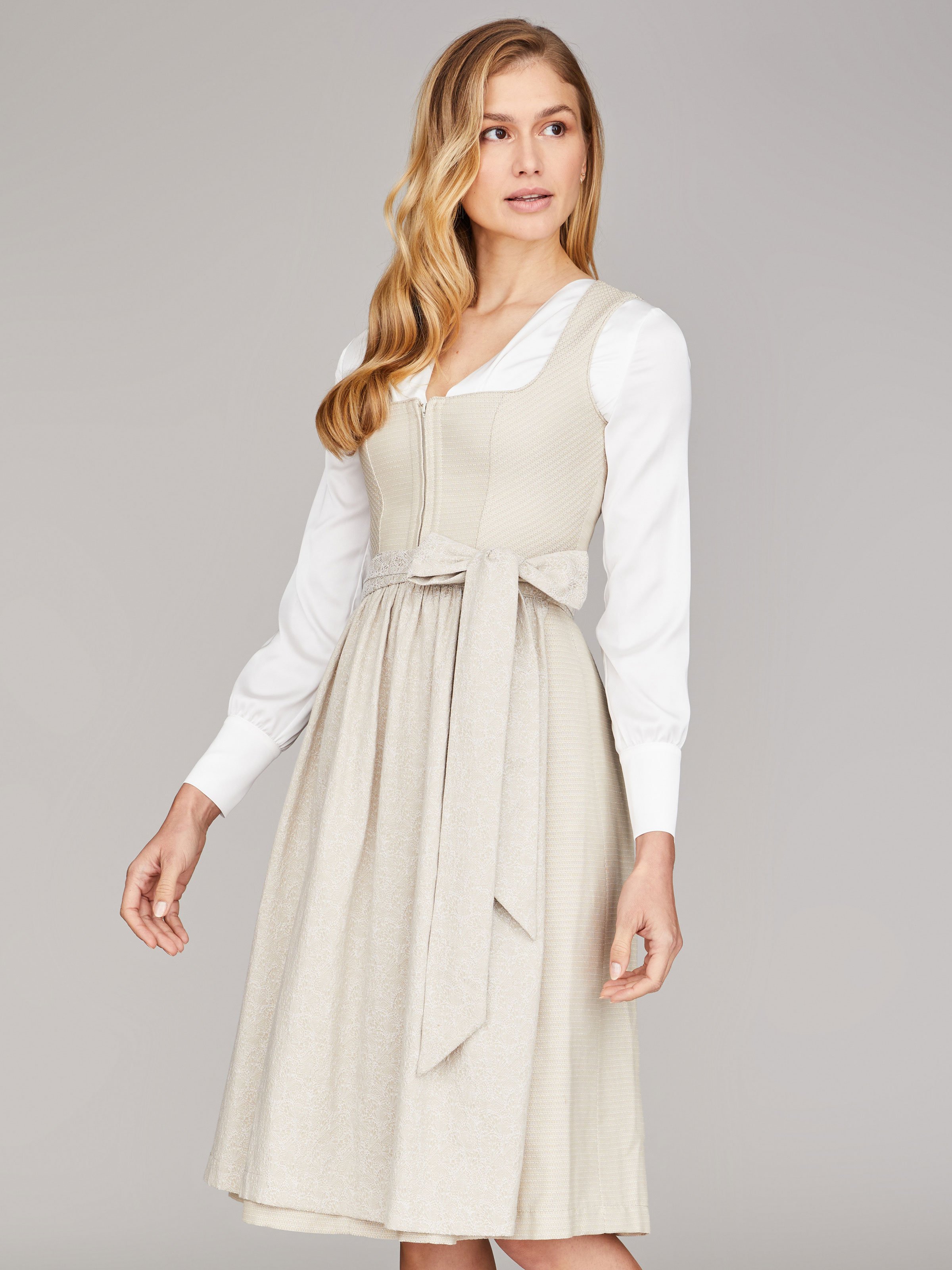 Hellbeiges Dirndl Hellbeiges Dirndl