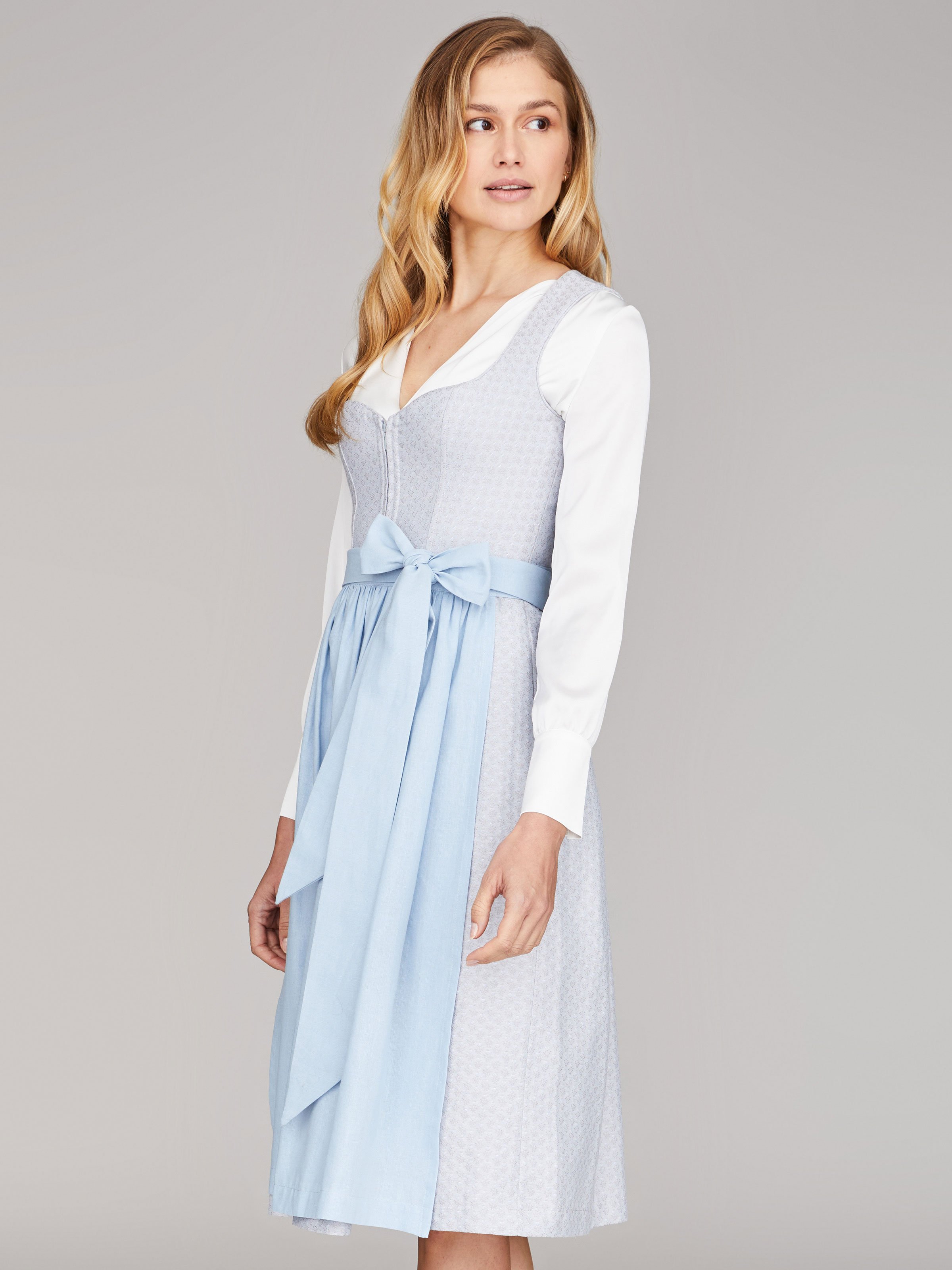 Hellblaues Dirndl mit Herzausschnitt Hellblaues Dirndl mit Herzausschnitt