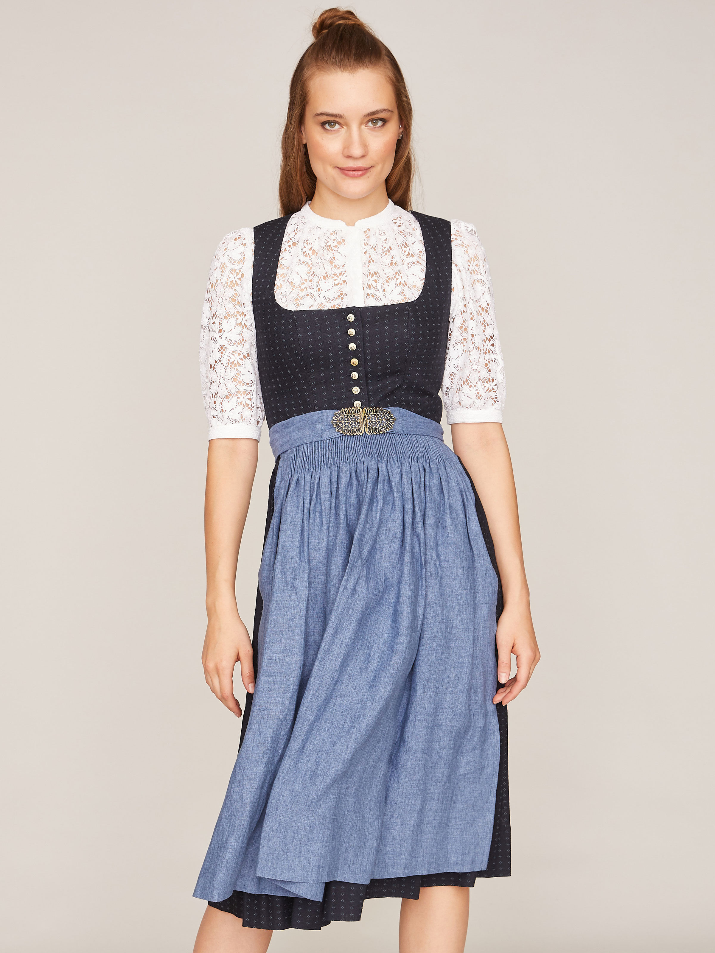 Nachtblaues Dirndl mit Leinenschürze Nachtblaues Dirndl mit Leinenschürze