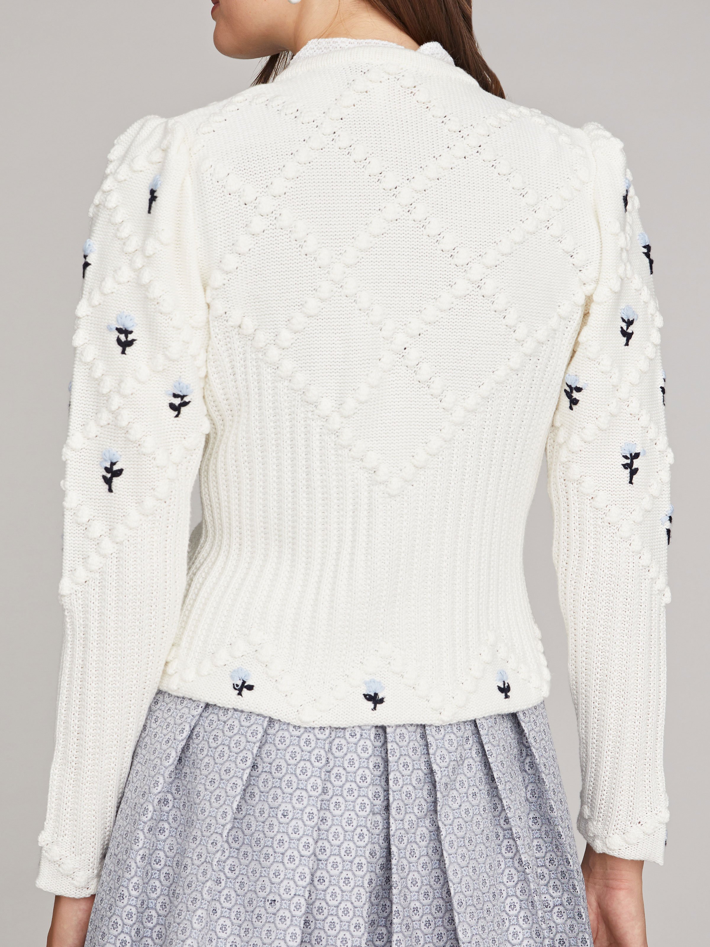 Cremeweiße Strickjacke mit blauer Blumenstickerei Cremeweiße Strickjacke mit blauer Blumenstickerei