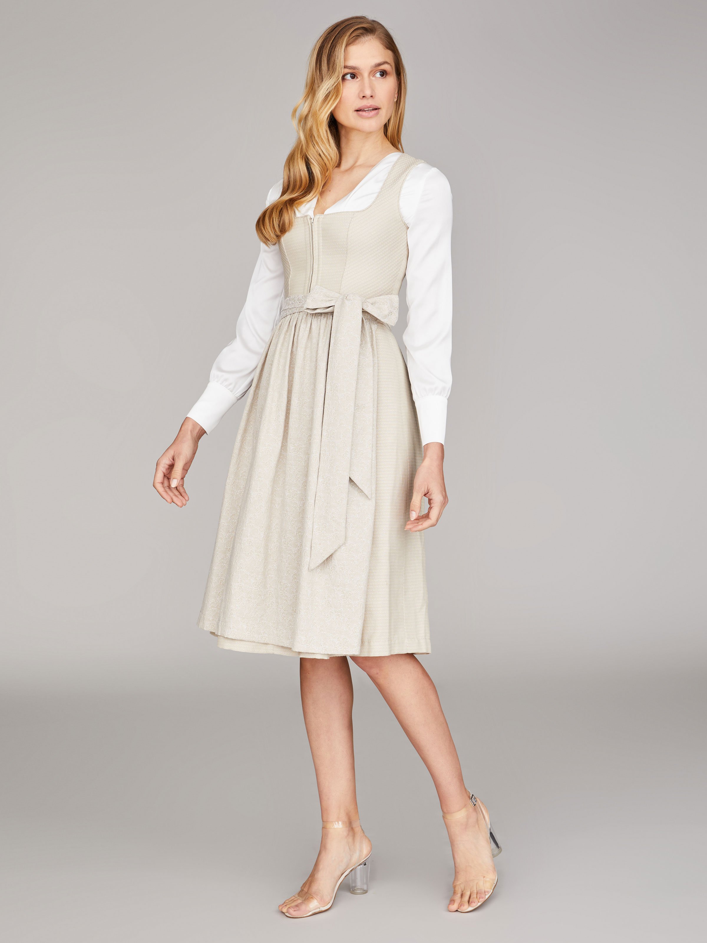 Hellbeiges Dirndl Hellbeiges Dirndl