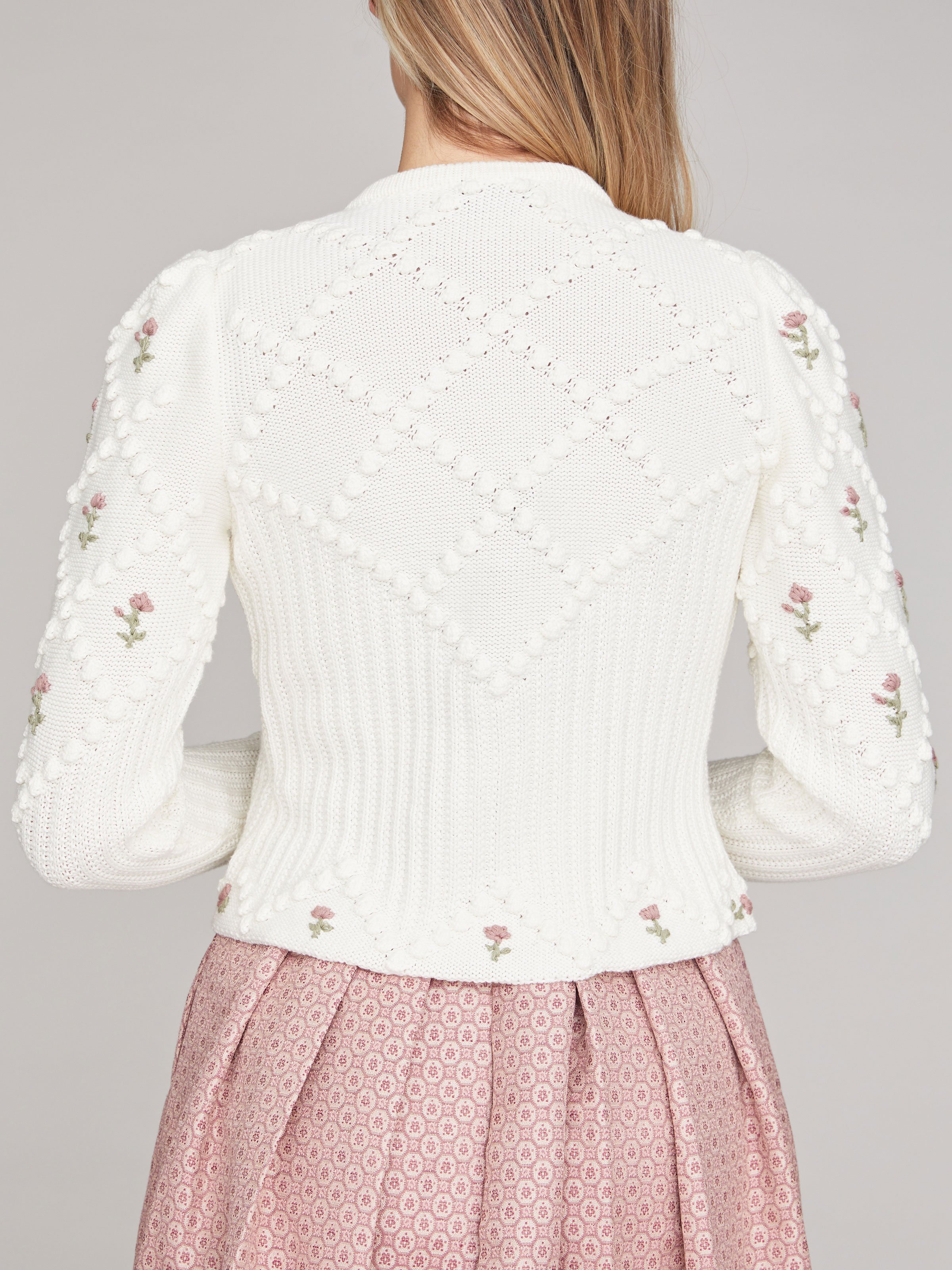 Cremeweiße Strickjacke mit rosa Blumenstickerei Cremeweiße Strickjacke mit rosa Blumenstickerei
