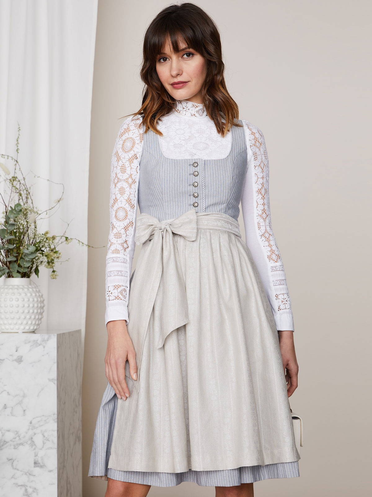 Pastellfarbenes Streifen-Dirndl in Eisblau und Grau Pastellfarbenes Streifen-Dirndl in Eisblau und Grau