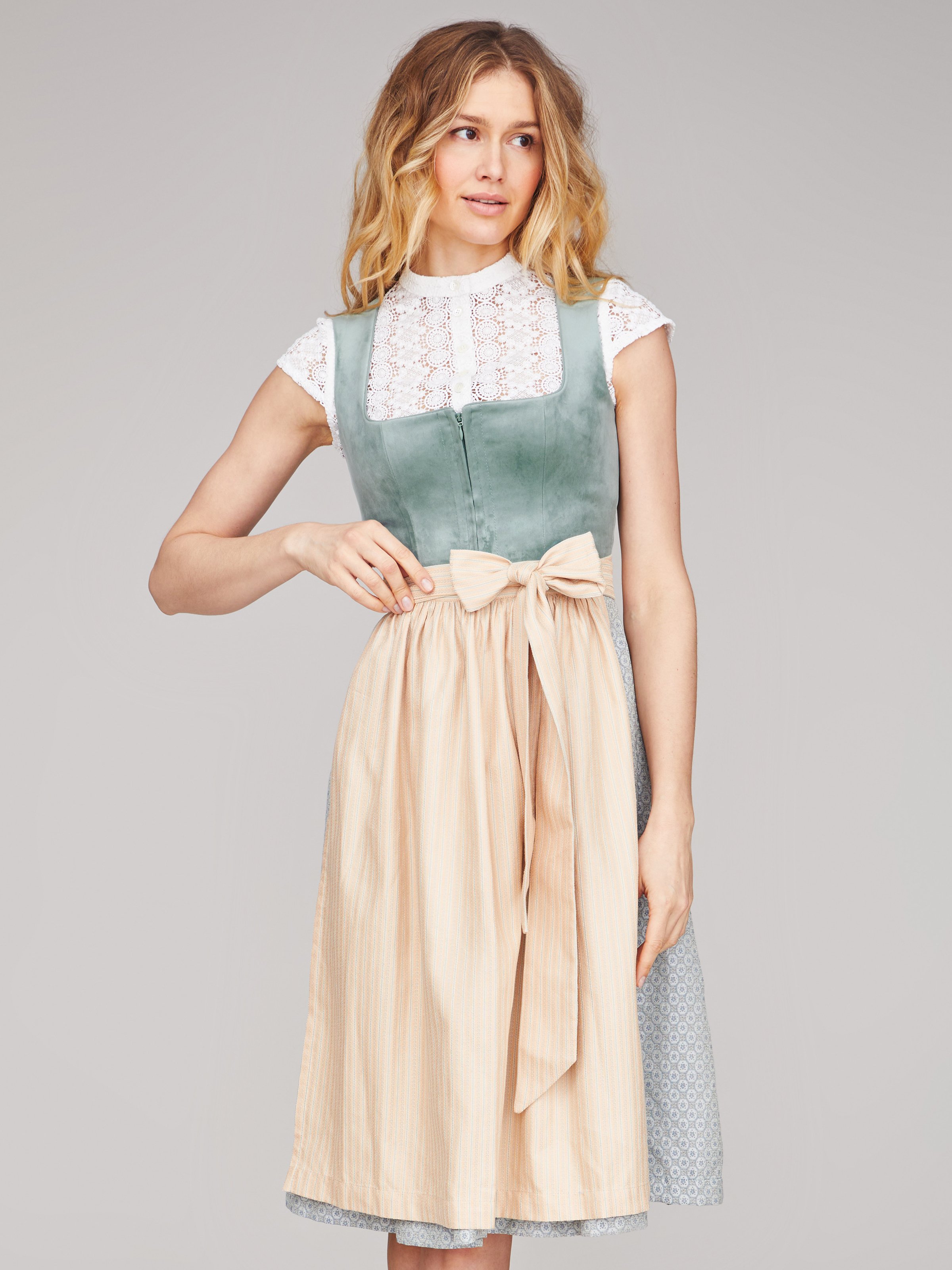 Salbeigrünes Dirndl Salbeigrünes Dirndl