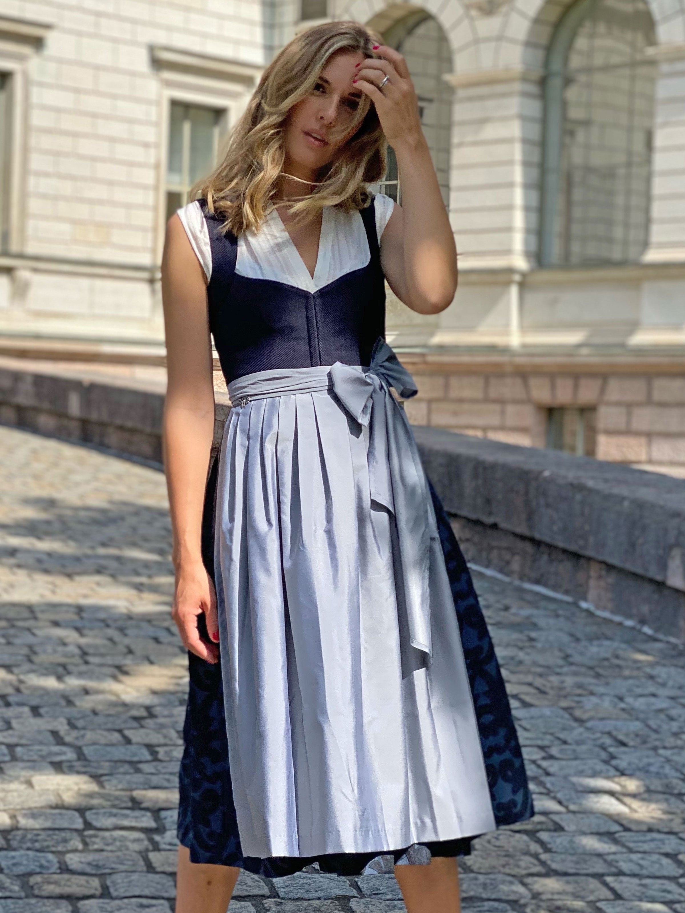 Nachtblaues Dirndl mit eisblauer Schürze Nachtblaues Dirndl mit eisblauer Schürze