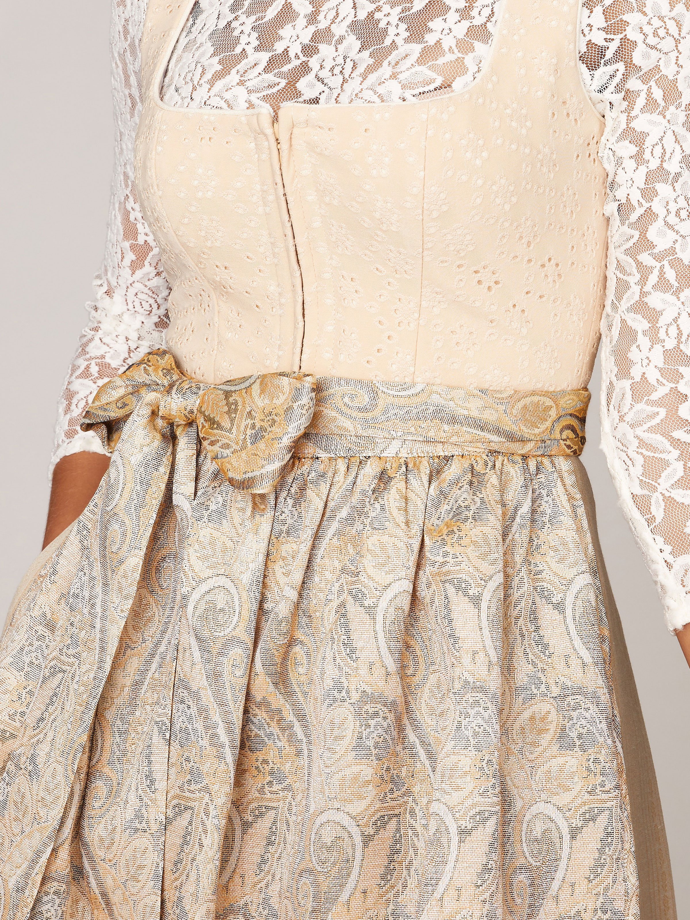 Beiges Dirndl mit zwei Schürzen Beiges Dirndl mit zwei Schürzen