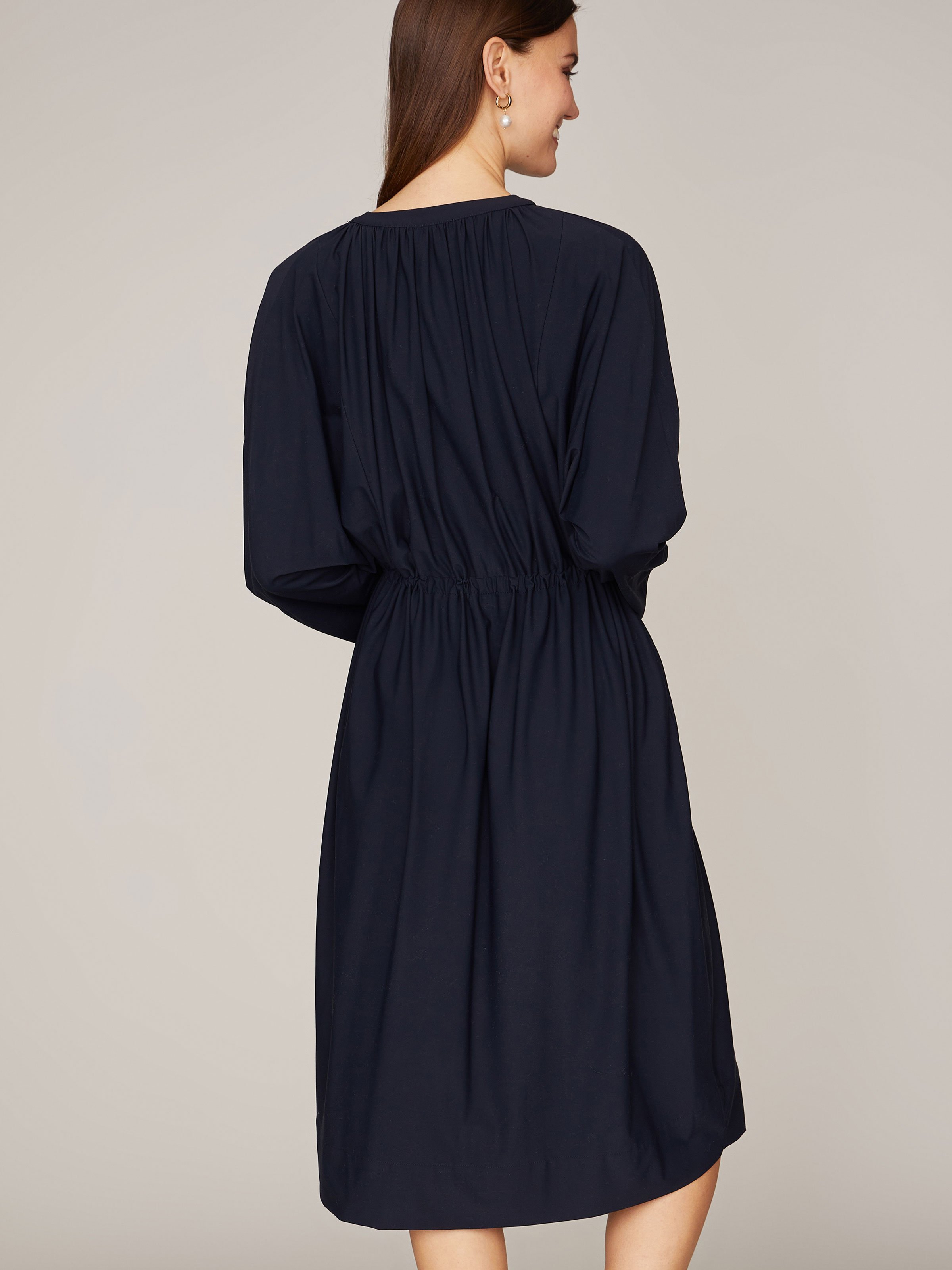 Dunkelblaues Oversize-Kleid mit Knopfleiste Dunkelblaues Oversize-Kleid mit Knopfleiste