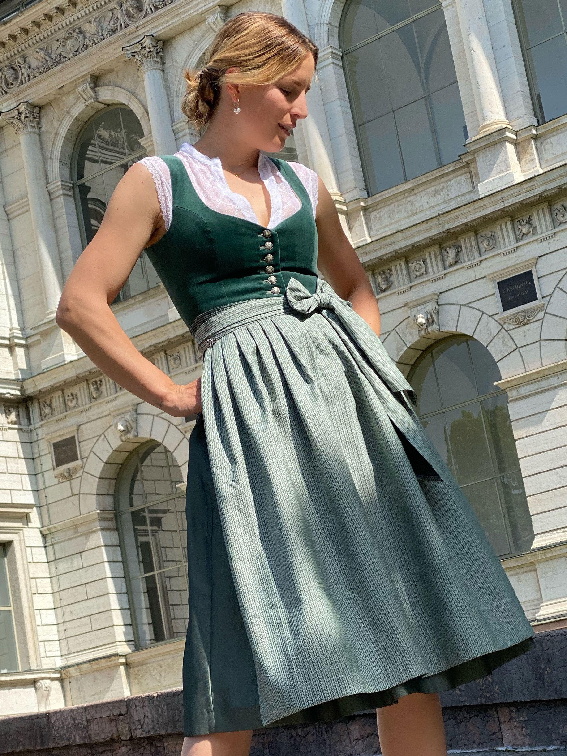 Dunkelgrünes Samtdirndl mit salbeigrüner Schürze Dunkelgrünes Samtdirndl mit salbeigrüner Schürze