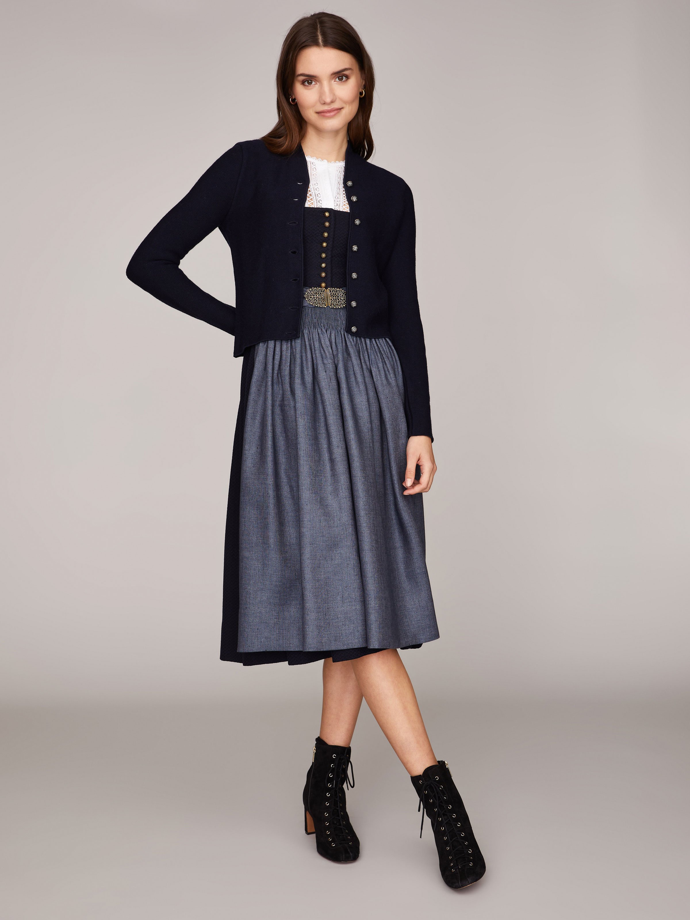 Dunkelblaue Trachten-Strickjacke mit Stehkragen Dunkelblaue Trachten-Strickjacke mit Stehkragen