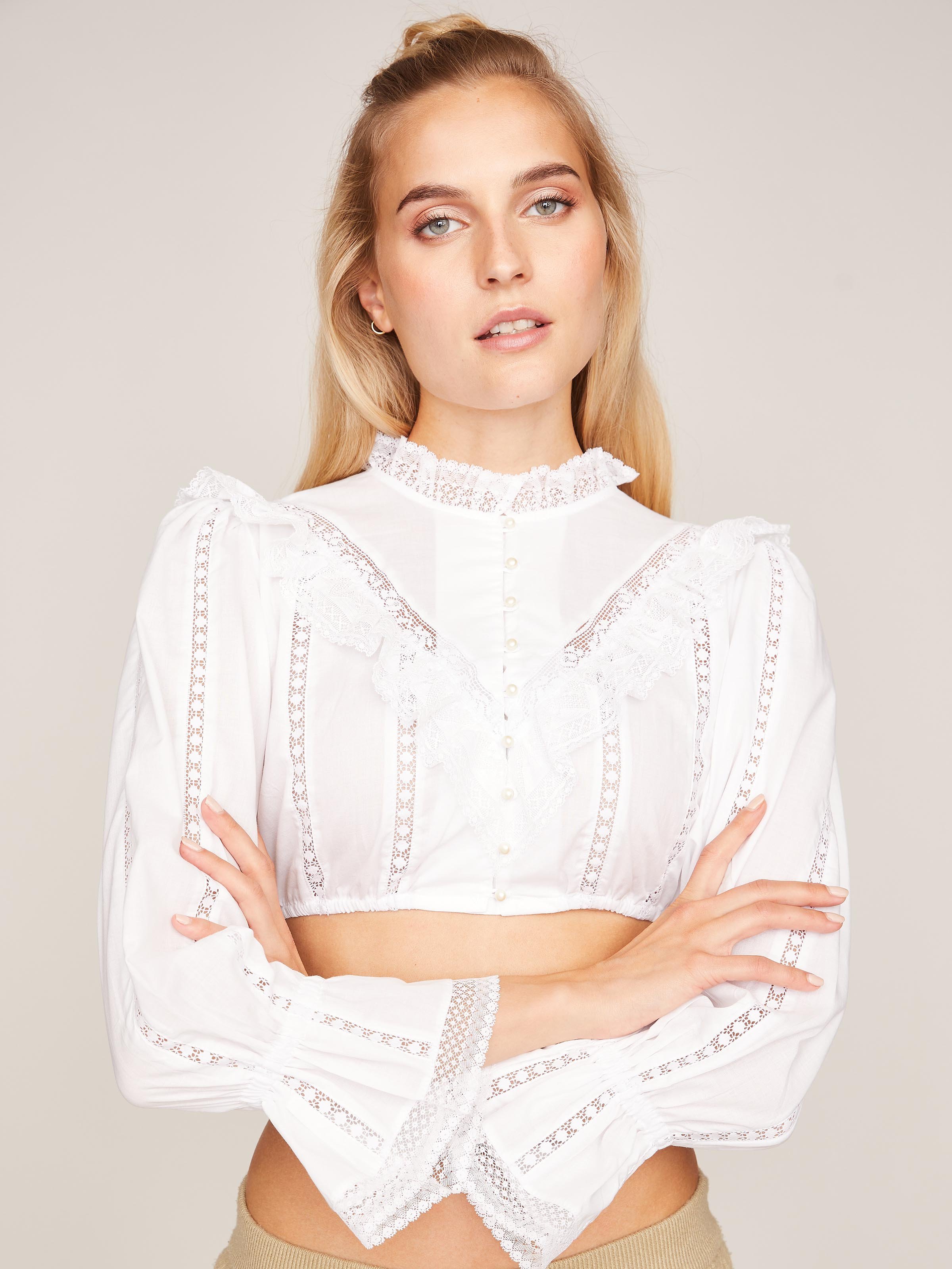 Dirndlbluse Mit Puffärmeln & Spitze - Weiße Trachtenbluse Damen V-Ausschnitt