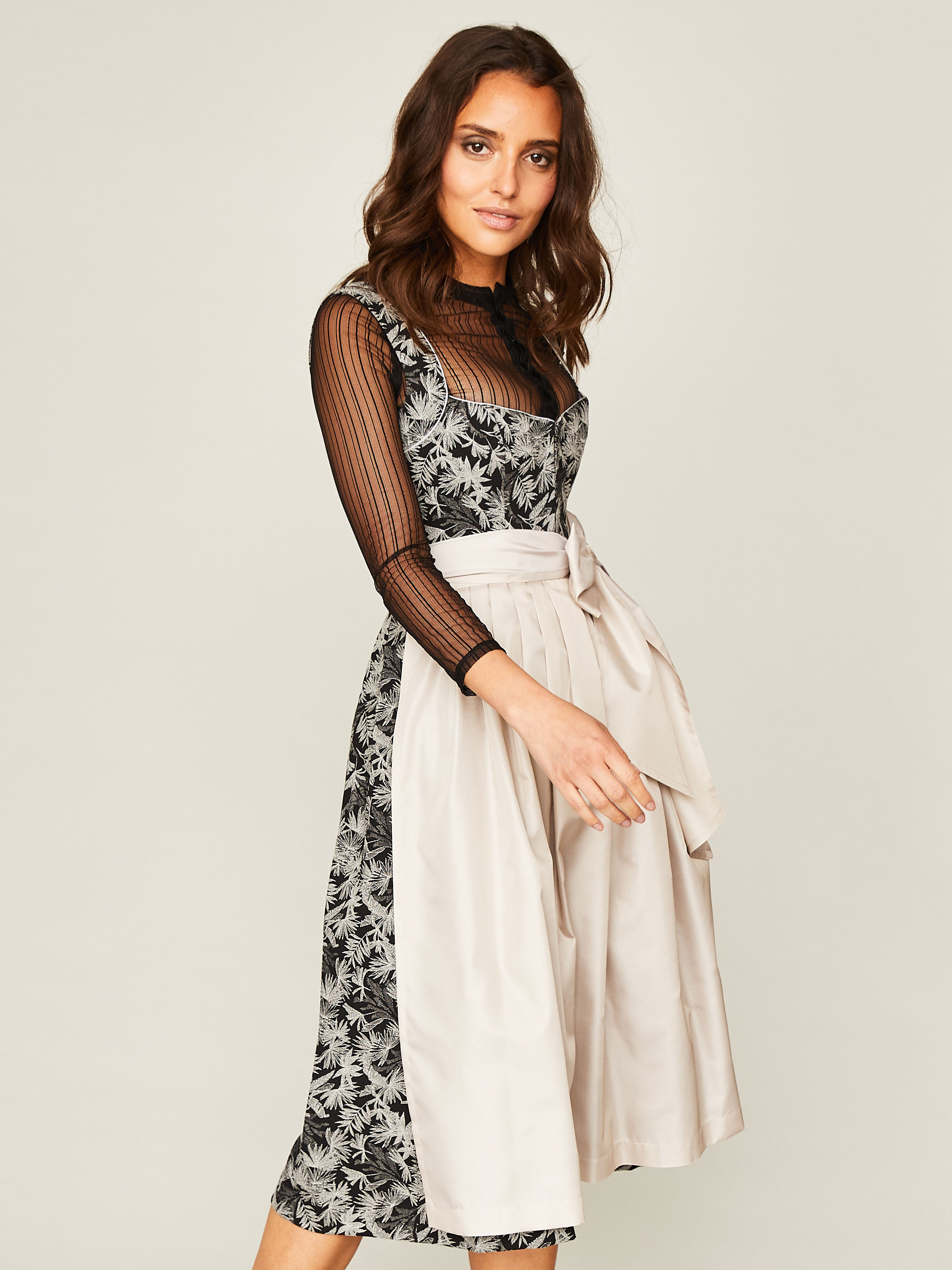 Schwarzes Dirndl mit weißem Palmenmuster Schwarzes Dirndl mit weißem Palmenmuster