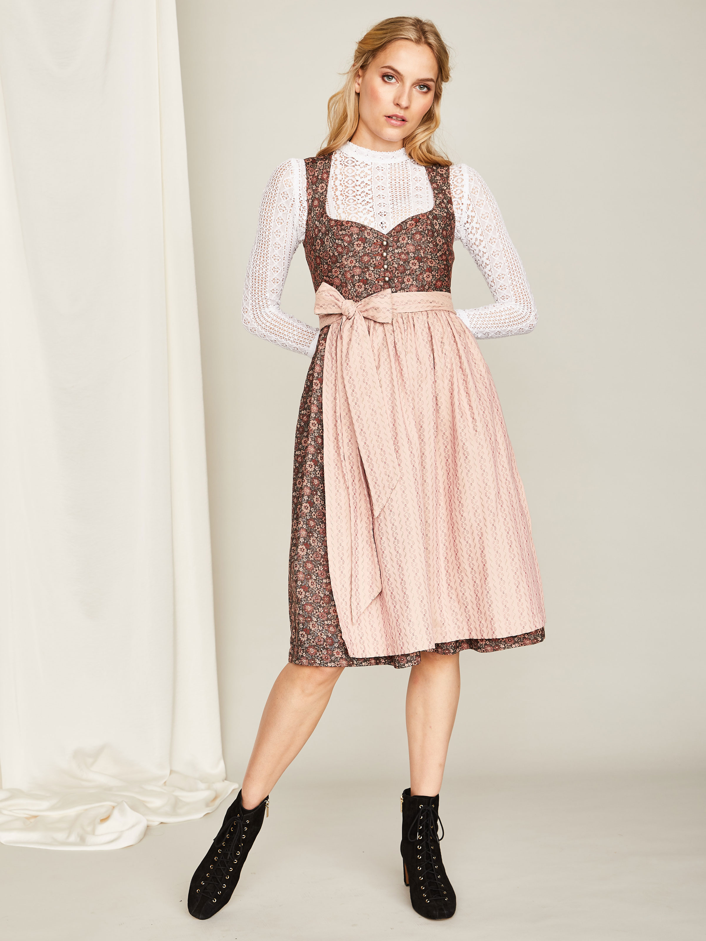 Rosé-braunes Dirndl mit zwei Schürzen Rosé-braunes Dirndl mit zwei Schürzen