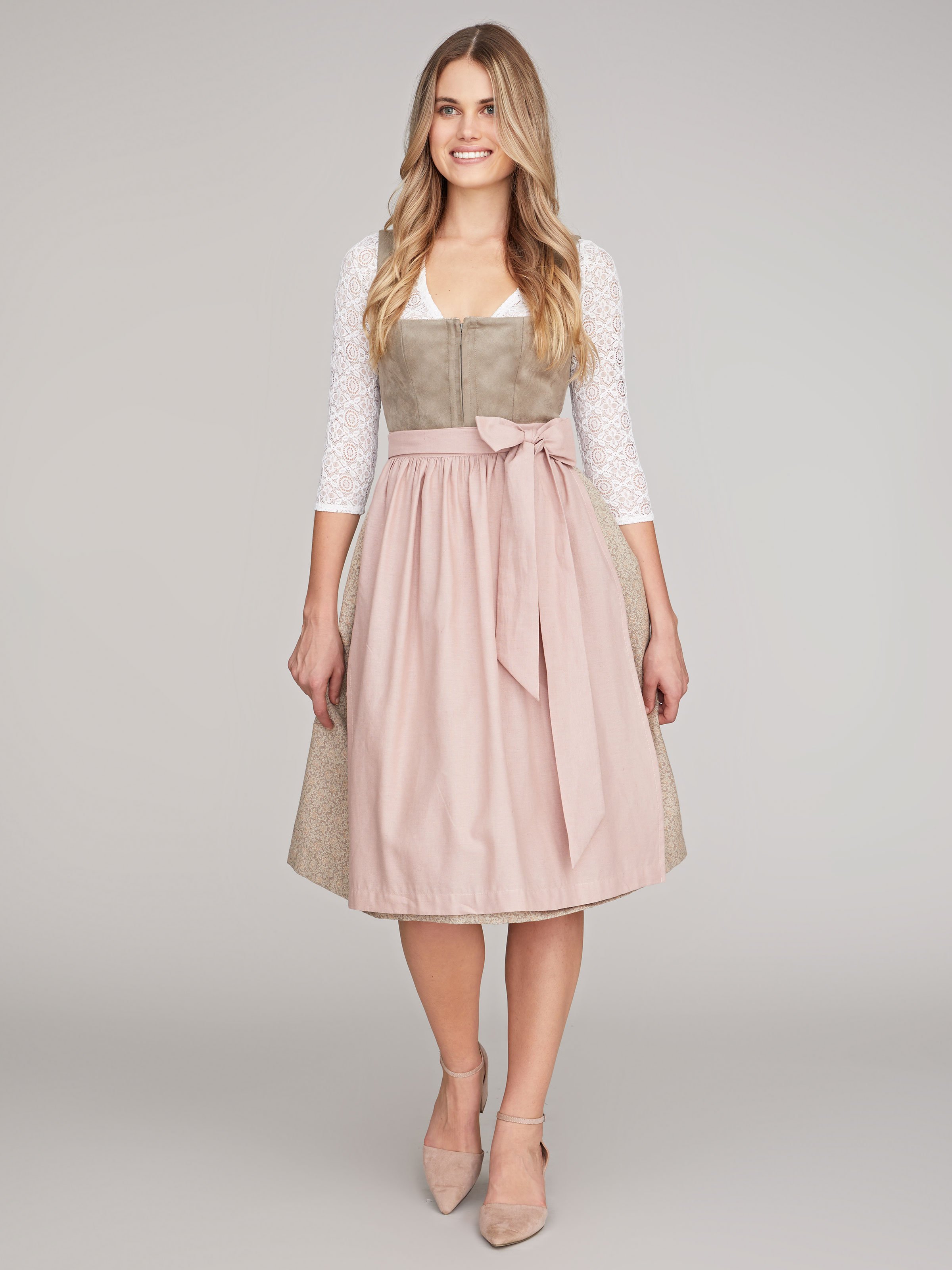 Beigefarbenes Dirndl mit zwei Schürzen Beigefarbenes Dirndl mit zwei Schürzen