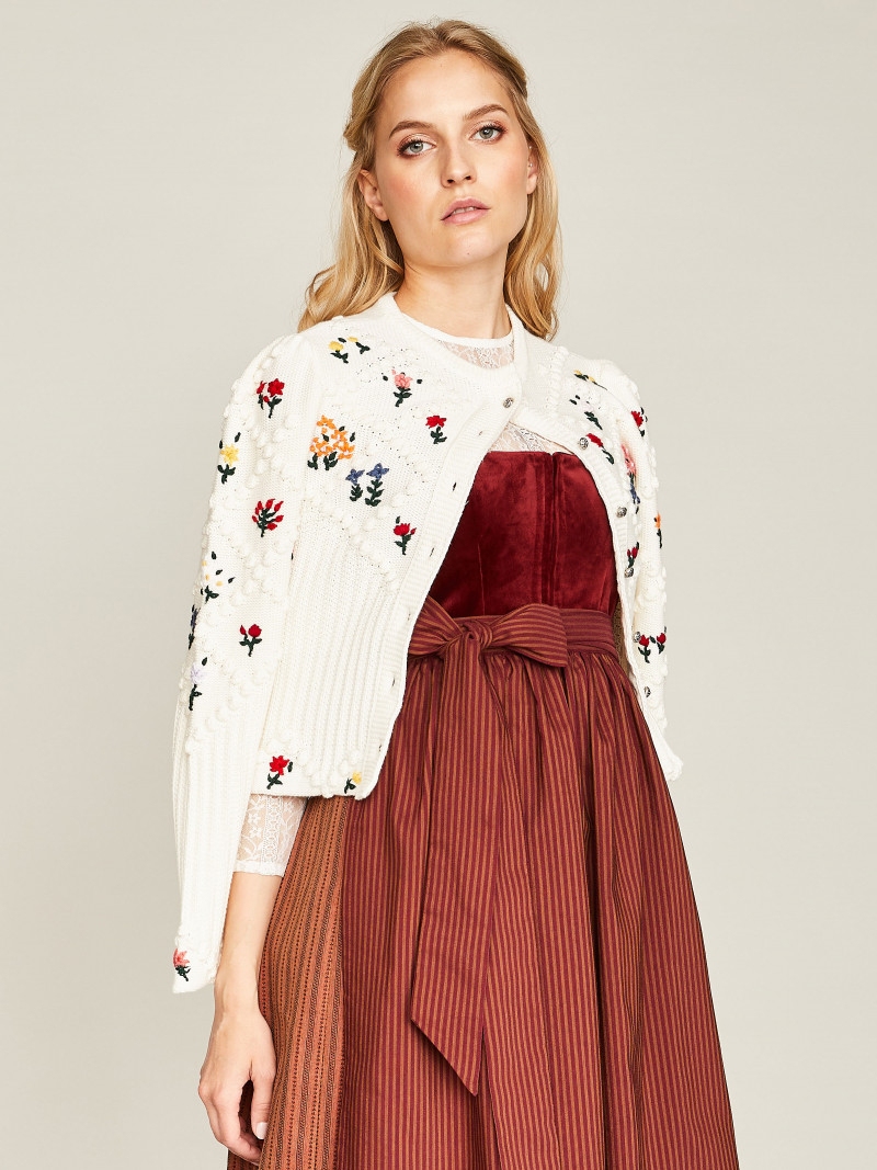 Cremeweiße Strickjacke mit Blumenstickerei Cremeweiße Strickjacke mit Blumenstickerei