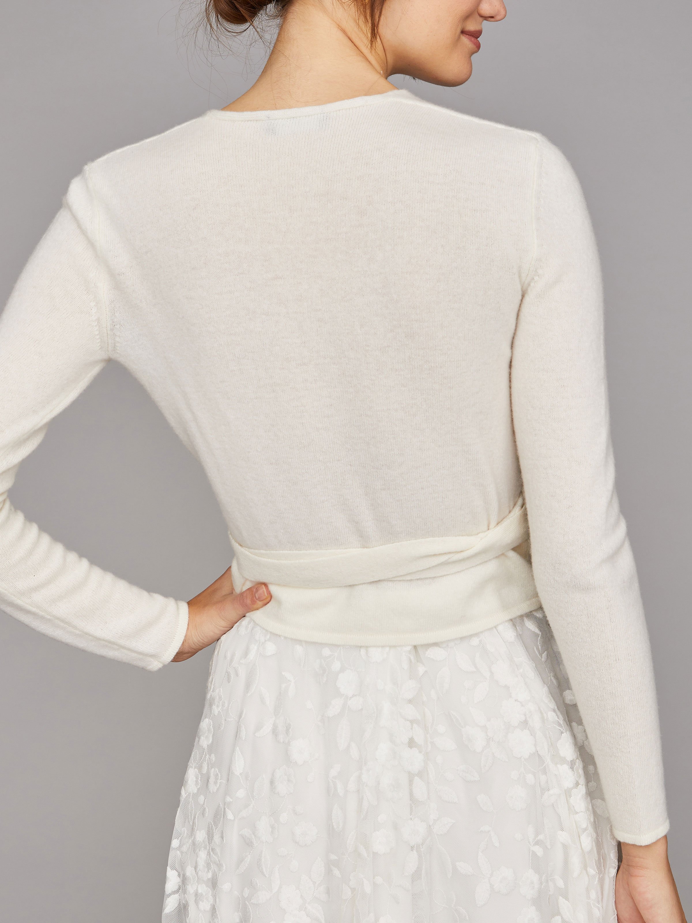 Cremefarbene Braut-Wickel Cardigan aus einem Woll-Kaschmir-Mix Cremefarbene Braut-Wickel Cardigan aus einem Woll-Kaschmir-Mix