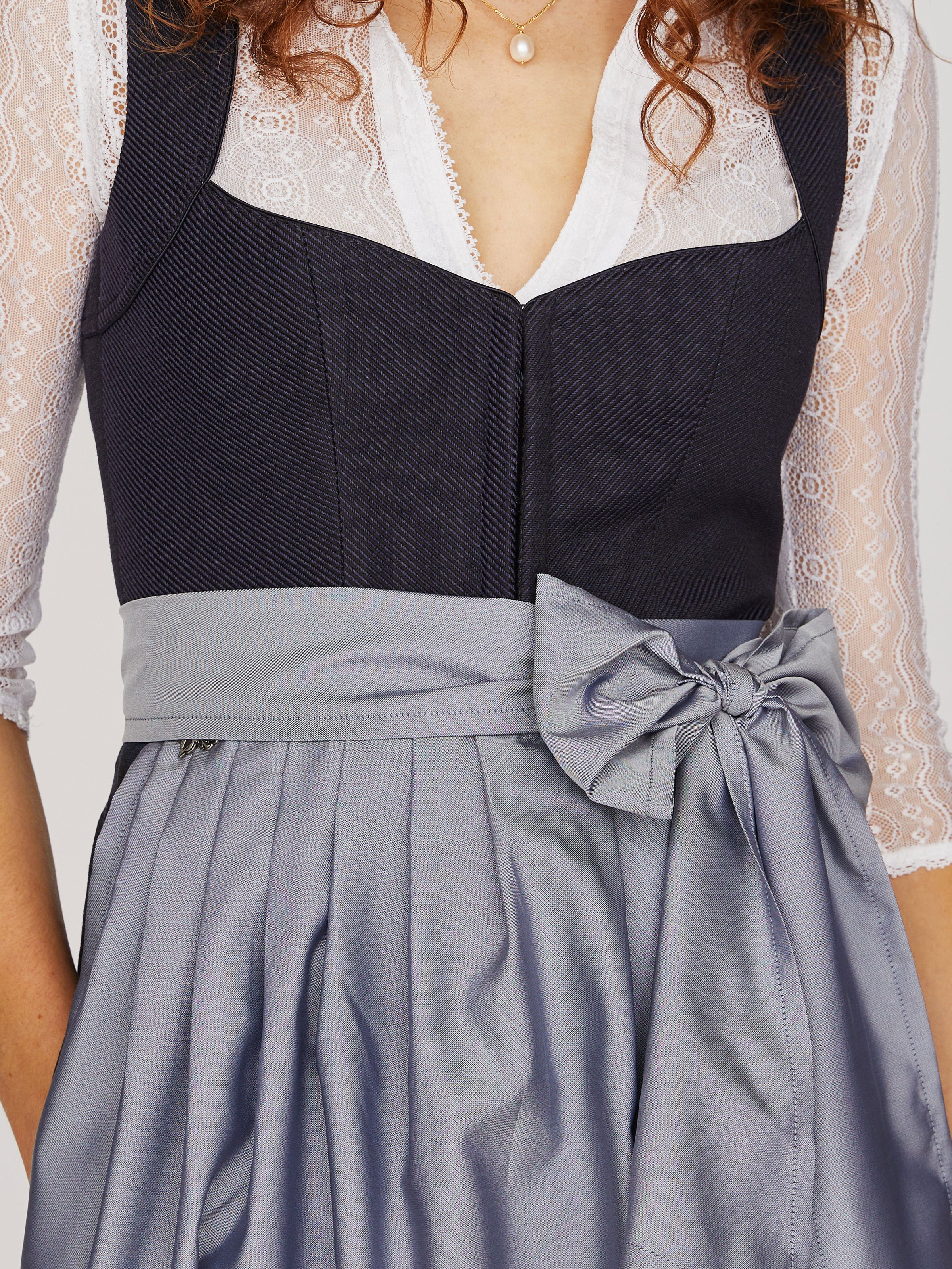 Nachtblaues Dirndl mit eisblauer Schürze Nachtblaues Dirndl mit eisblauer Schürze