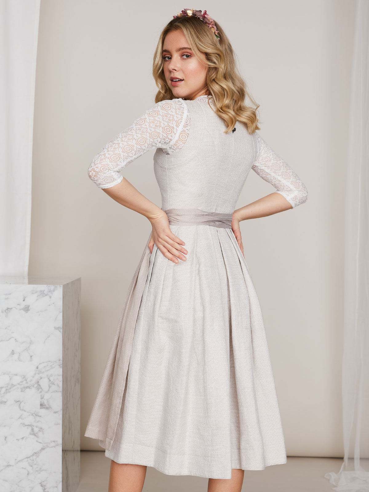 Pastell-farbenes Dirndl in sanftem Beige Pastell-farbenes Dirndl in sanftem Beige