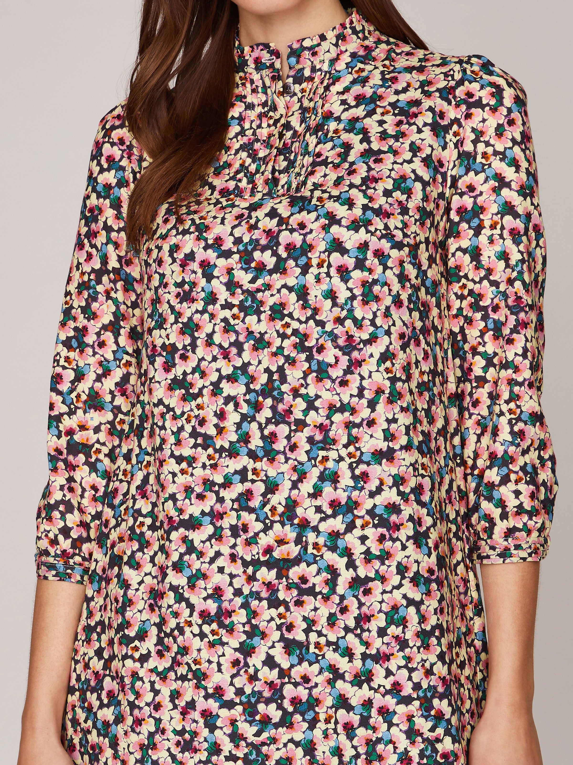 Kurzes Kleid mit Blumenmuster Kurzes Kleid mit Blumenmuster
