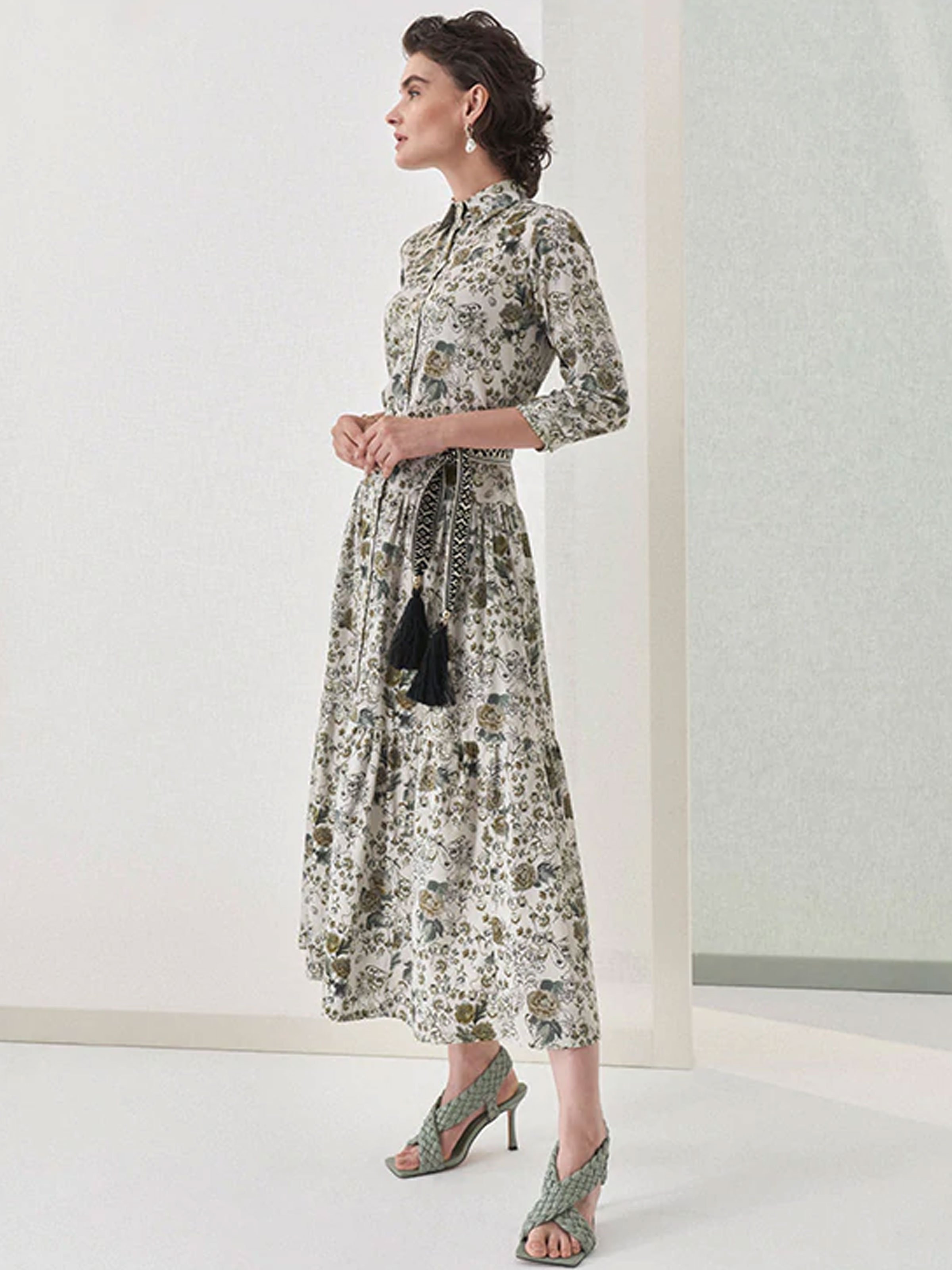 Geblümtes Kleid mit Taillengürtel Geblümtes Kleid mit Taillengürtel