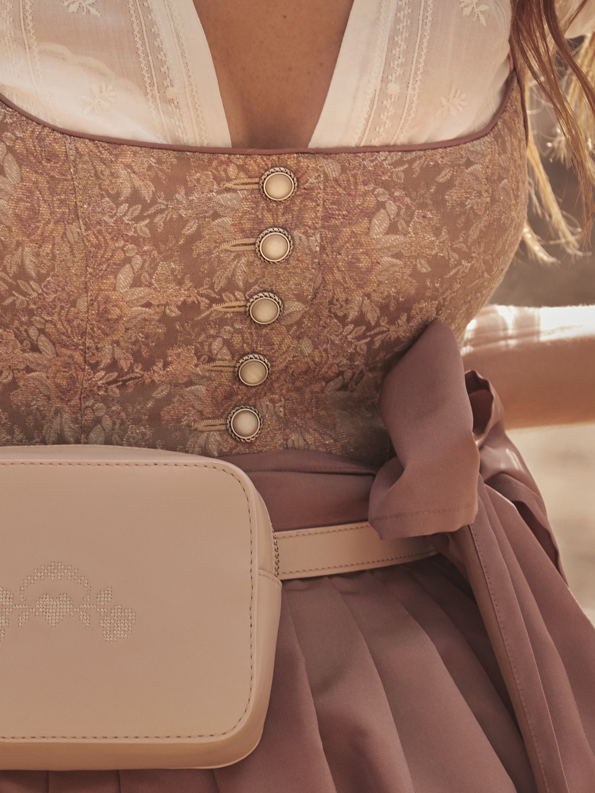 Vintage Dirndl mit Rosenmuster Vintage Dirndl mit Rosenmuster