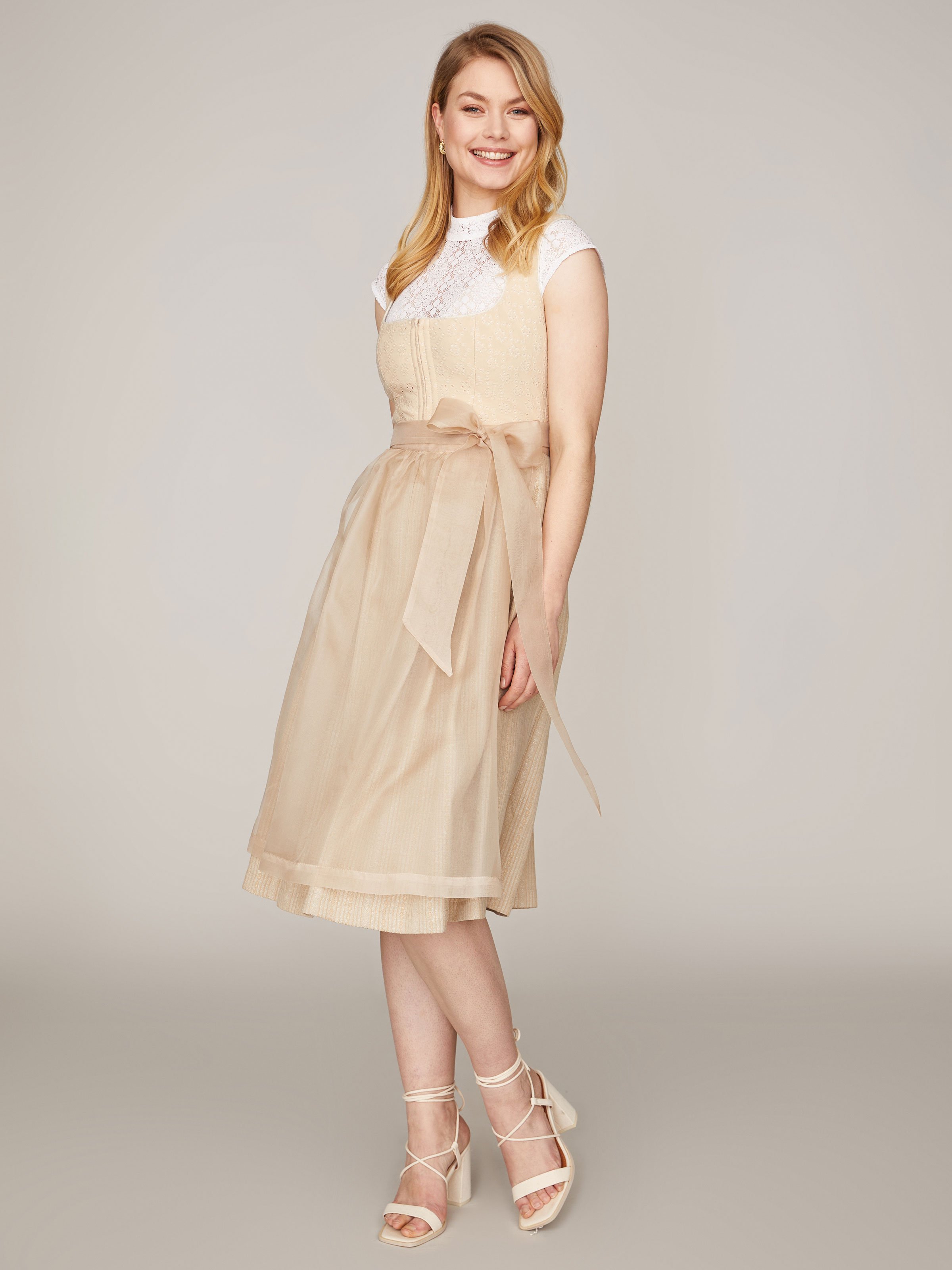 Beiges Dirndl mit zwei Schürzen Beiges Dirndl mit zwei Schürzen