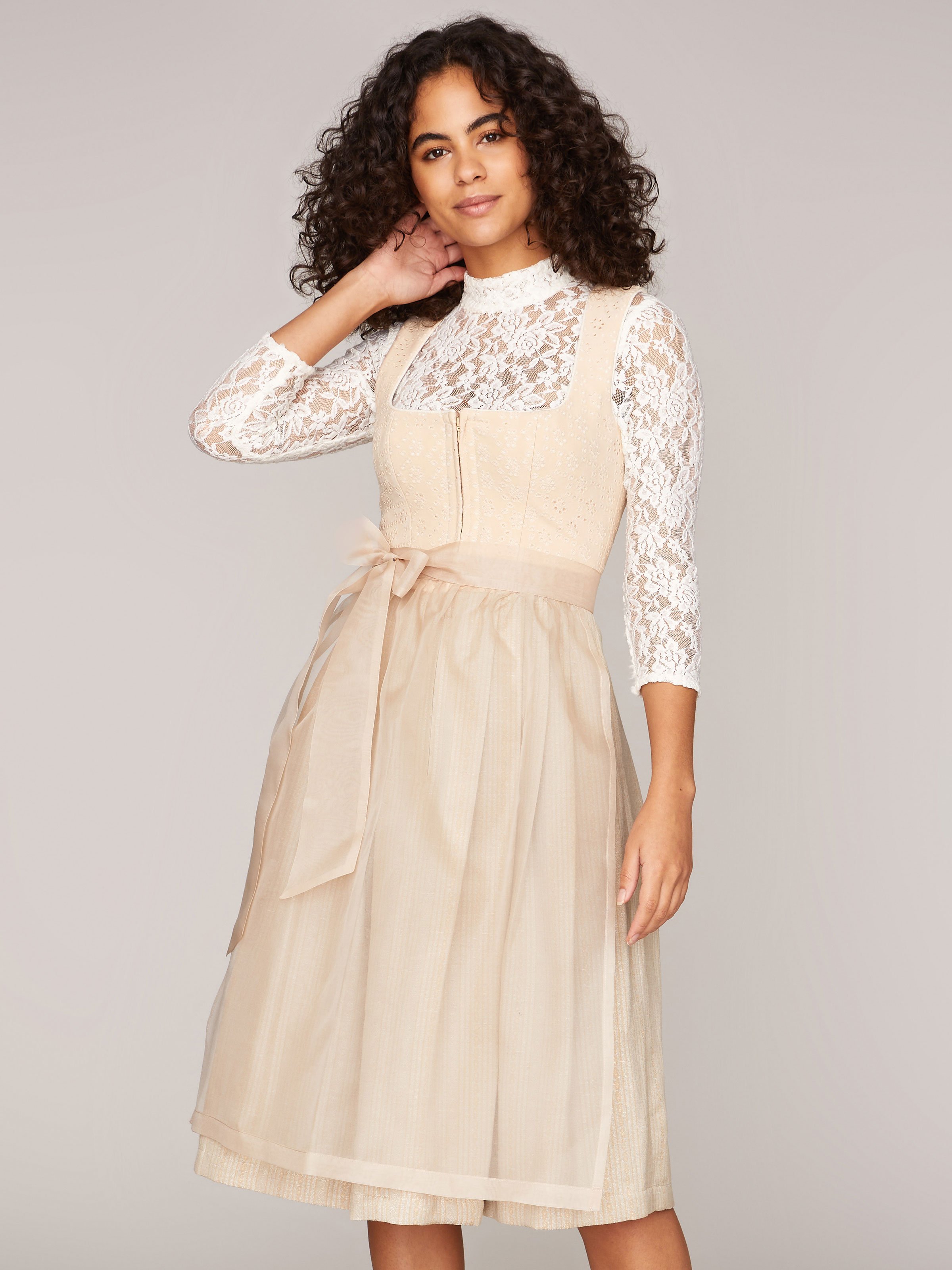 Beiges Dirndl mit zwei Schürzen Beiges Dirndl mit zwei Schürzen