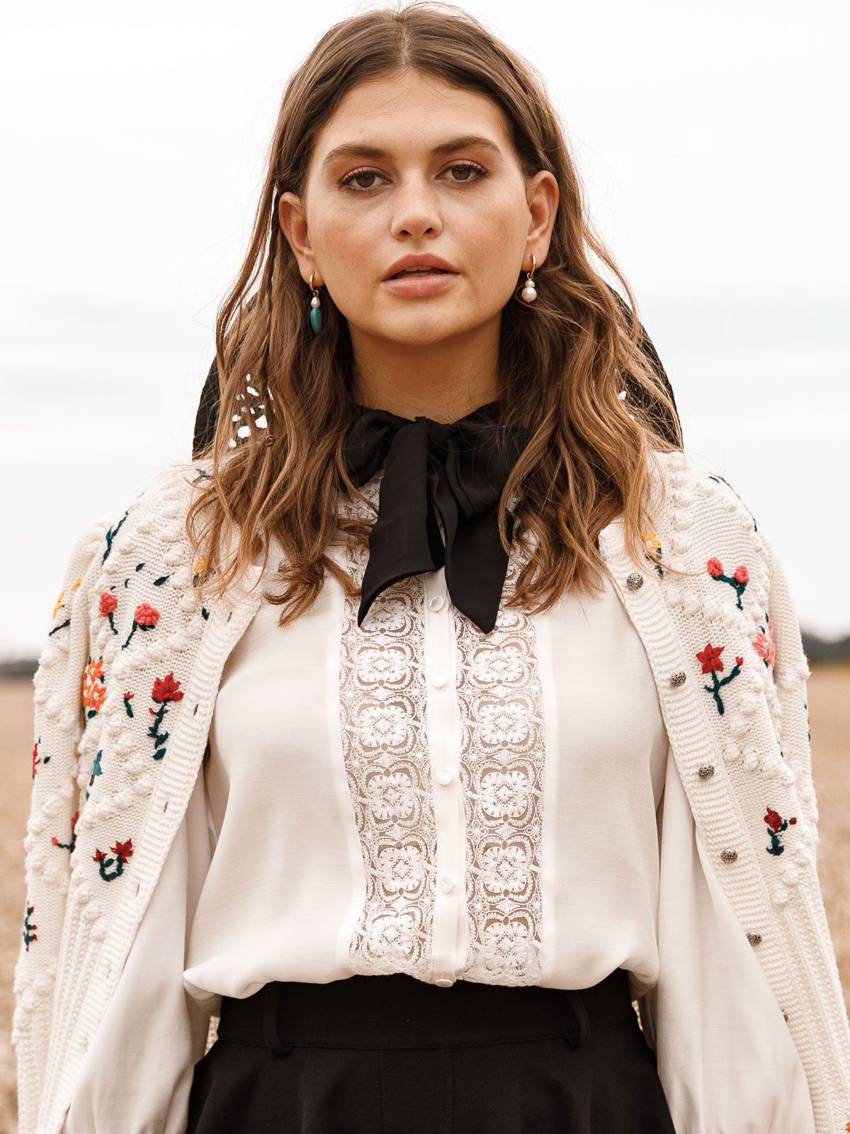 Weiße Bluse mit Spitze Weiße Bluse mit Spitze