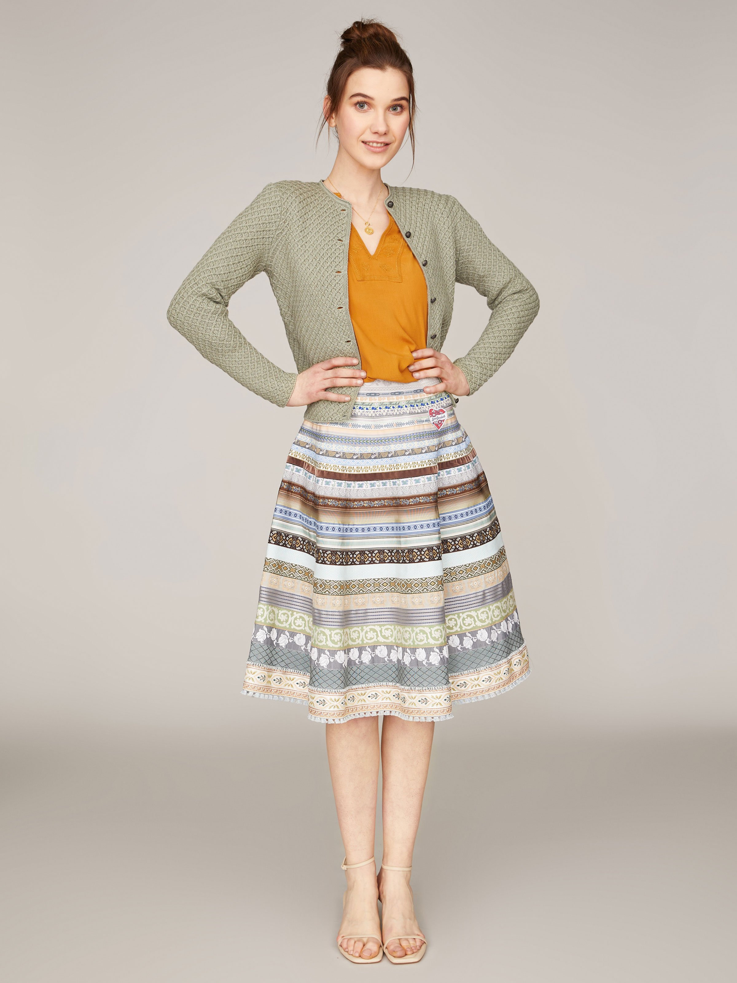 Grau-Grüne Trachten-Strickjacke mit Knopfleiste Grau-Grüne Trachten-Strickjacke mit Knopfleiste