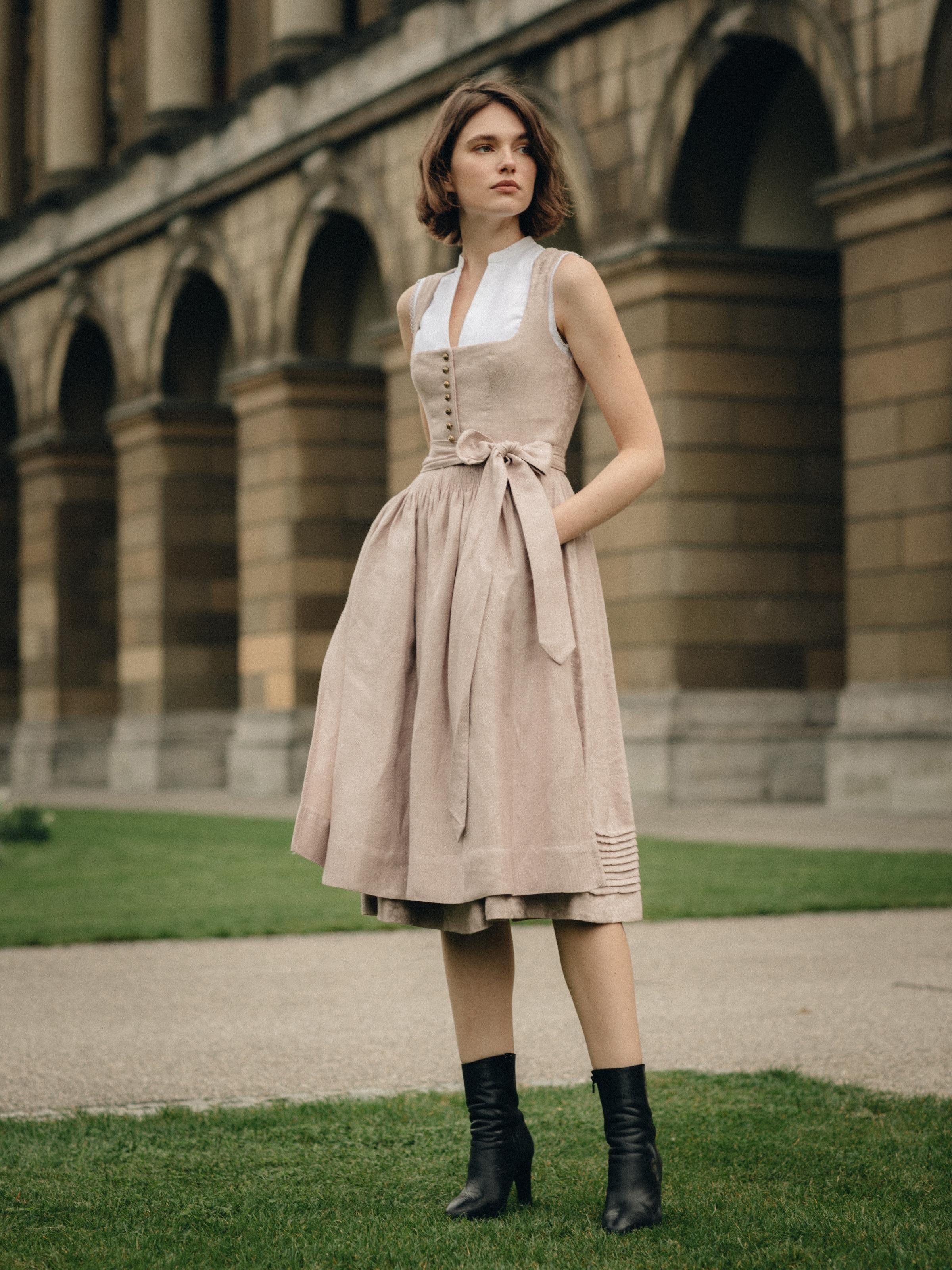 Hellrosafarbenes Dirndl Hellrosafarbenes Dirndl