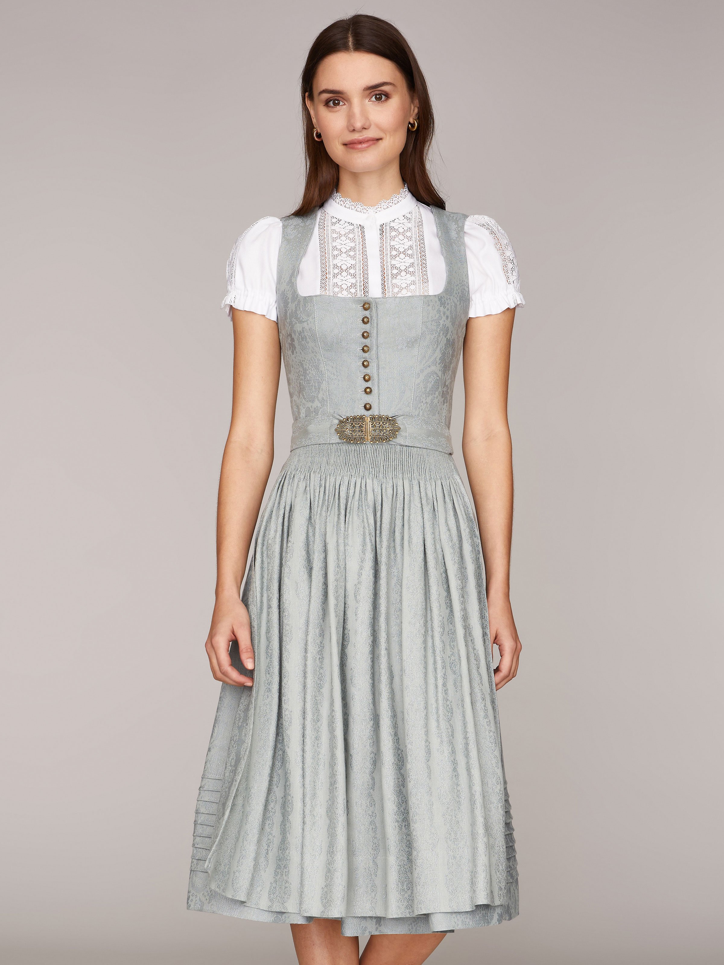 Weiße Dirndlbluse mit Puffärmeln und Häkelspitze Weiße Dirndlbluse mit Puffärmeln und Häkelspitze
