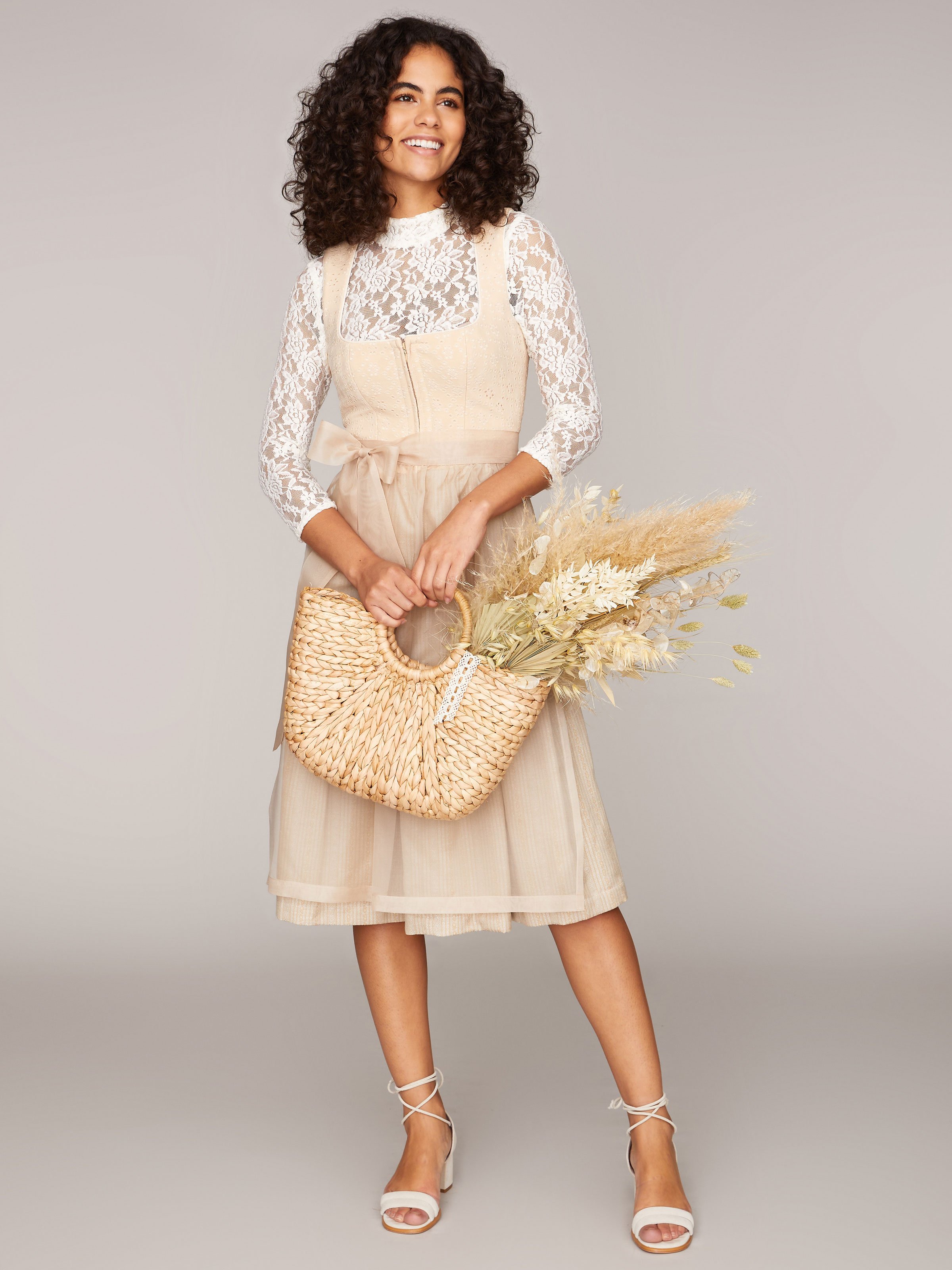Beiges Dirndl mit zwei Schürzen Beiges Dirndl mit zwei Schürzen