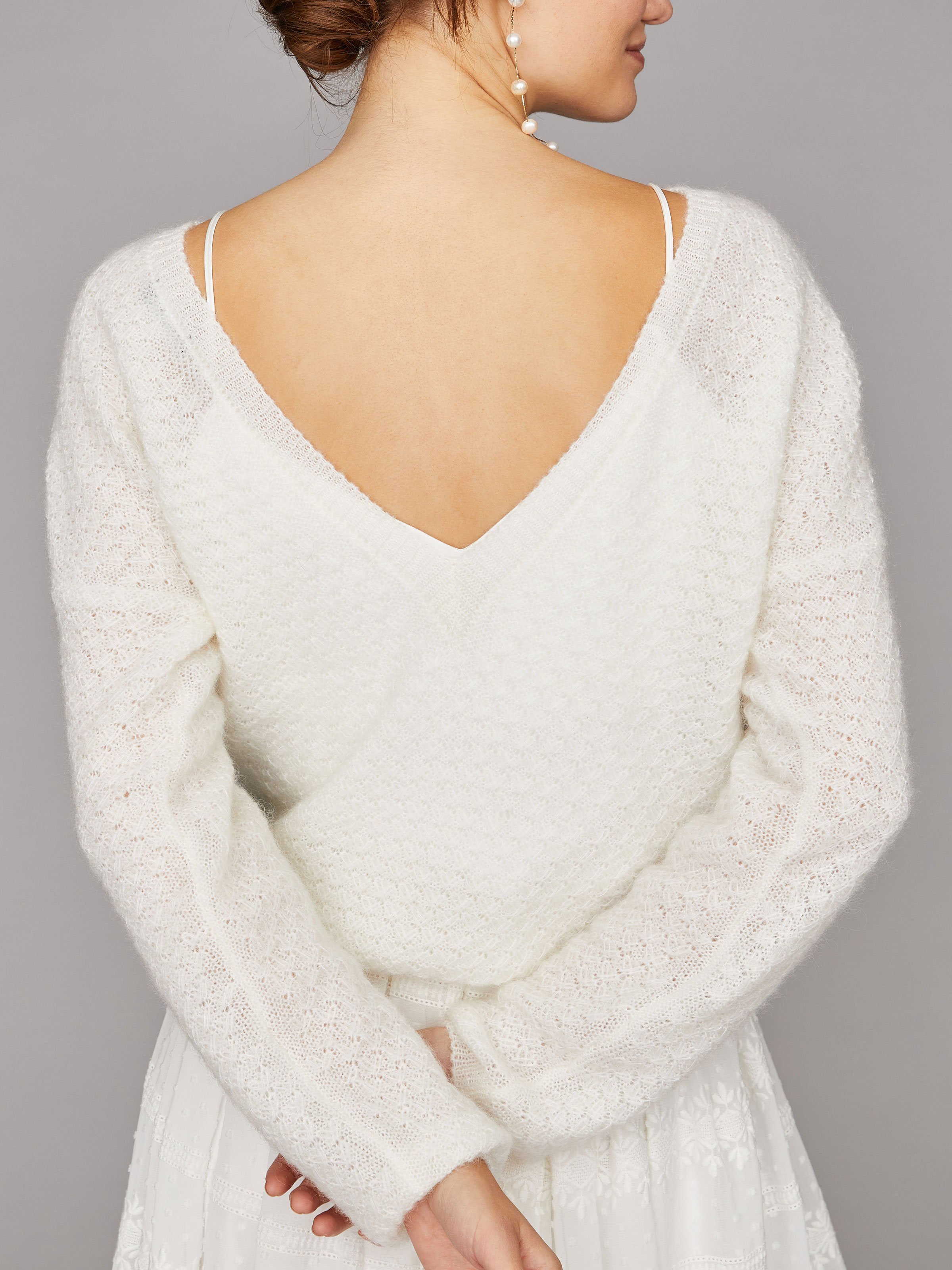Cremefarbener Braut-Pullover mit tiefem V-Ausschnitt hinten Cremefarbener Braut-Pullover mit tiefem V-Ausschnitt hinten