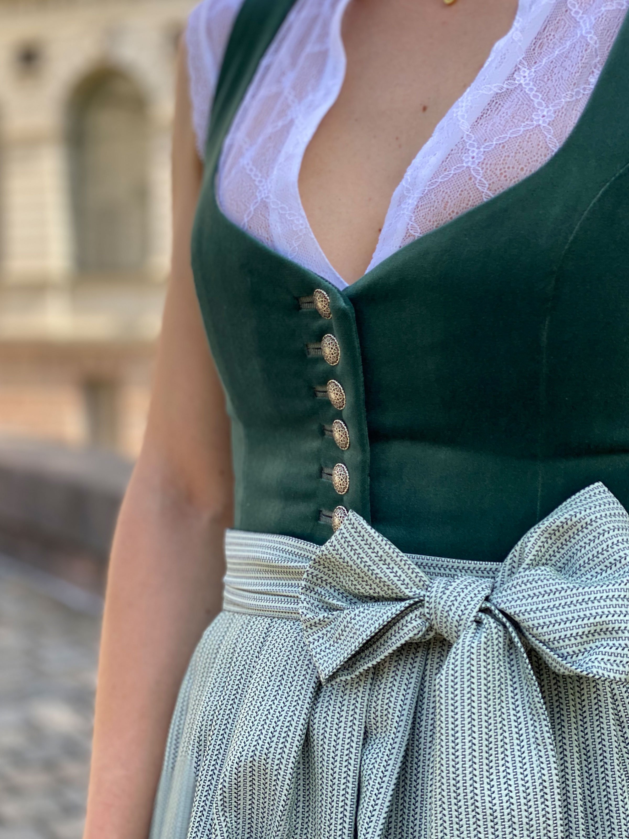Dunkelgrünes Samtdirndl mit salbeigrüner Schürze Dunkelgrünes Samtdirndl mit salbeigrüner Schürze