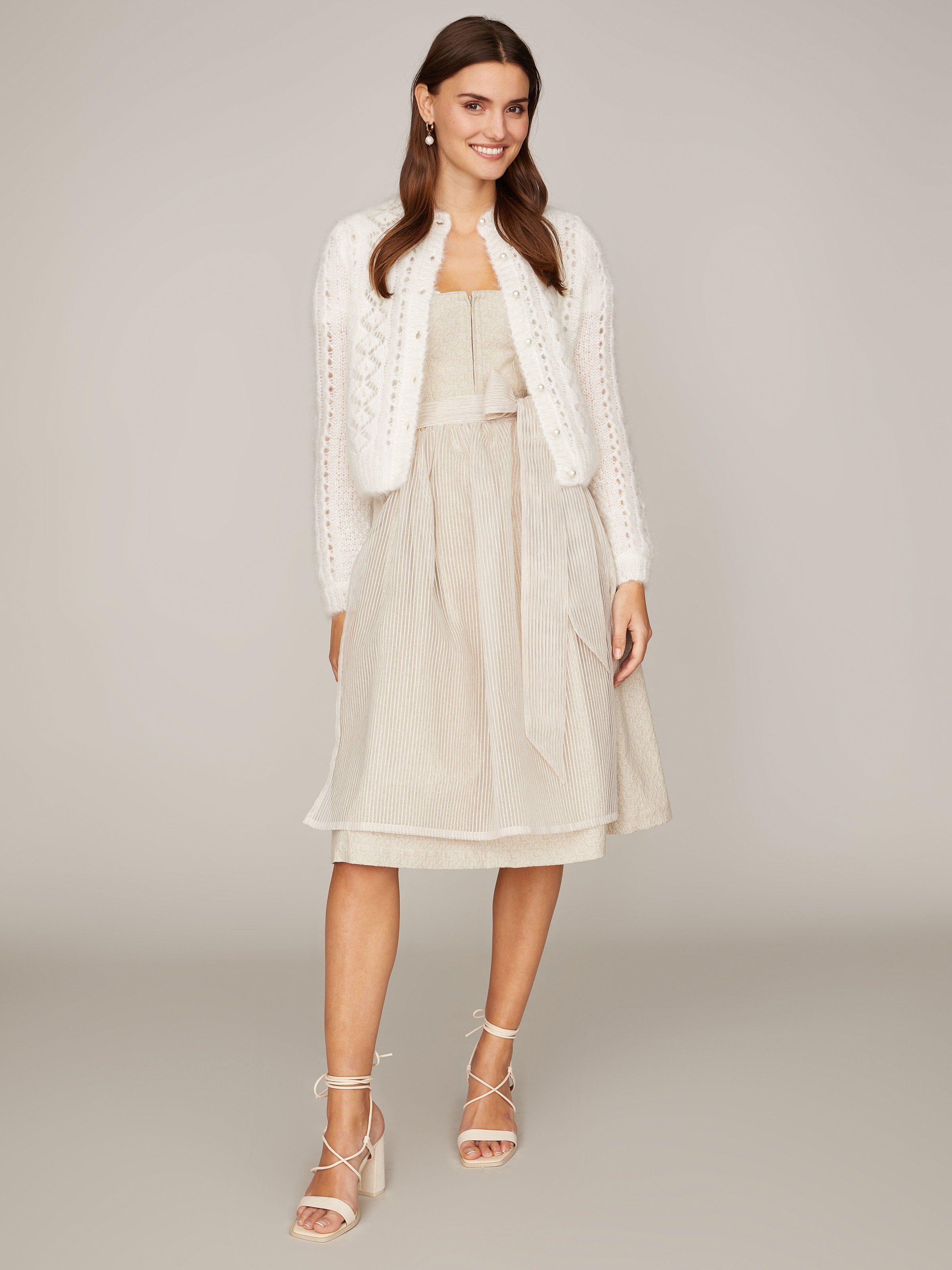 Beigefarbenes Dirndl Beigefarbenes Dirndl