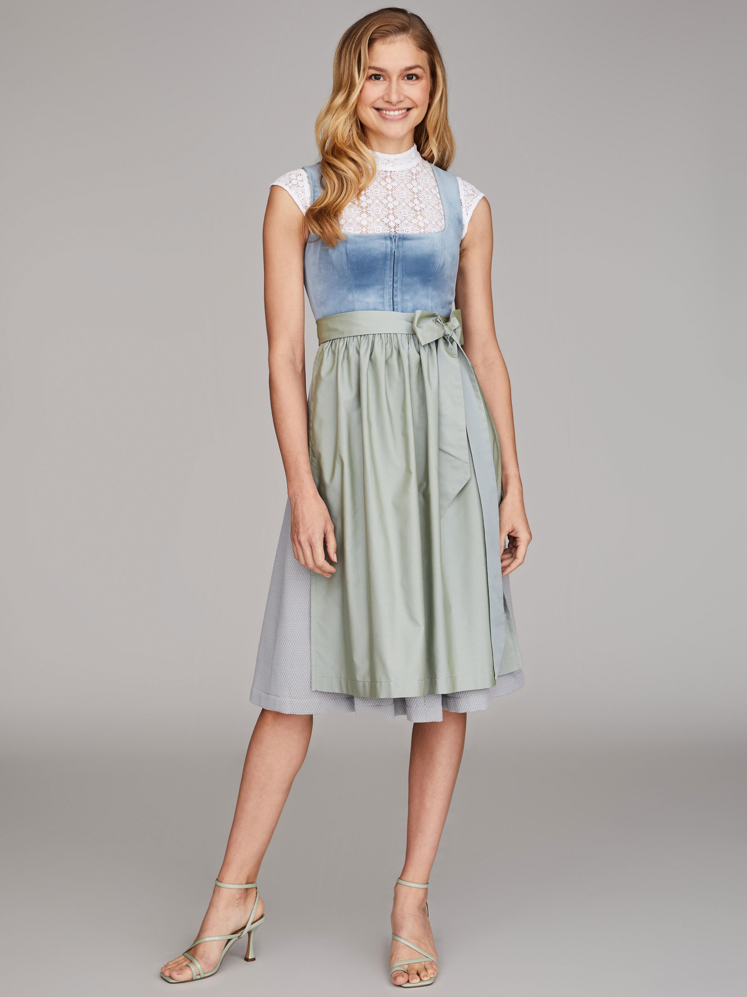 Mittelblaues Samtdirndl Mittelblaues Samtdirndl