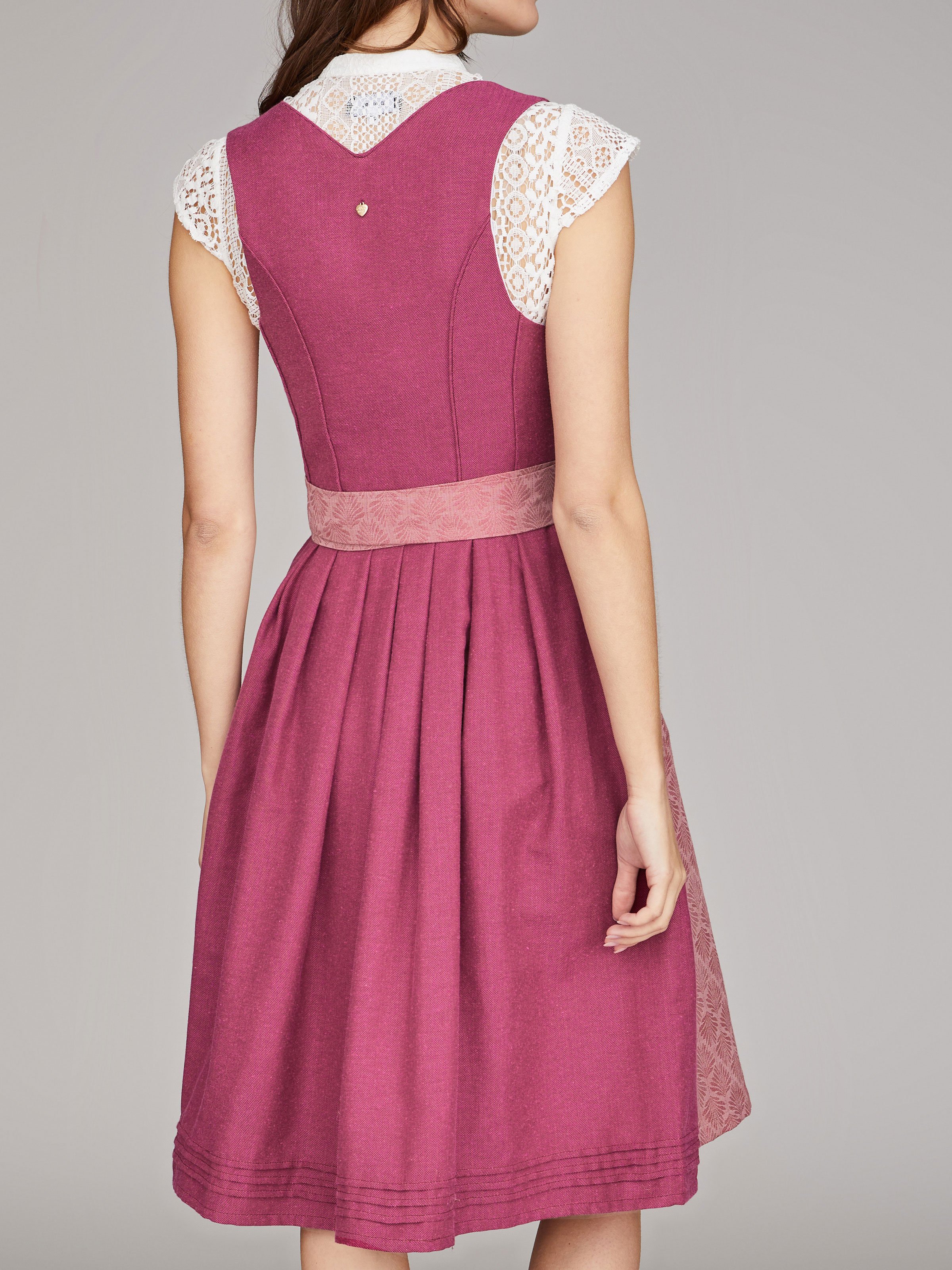 Beerenfarbenes Dirndl mit goldener Zierschnalle Beerenfarbenes Dirndl mit goldener Zierschnalle