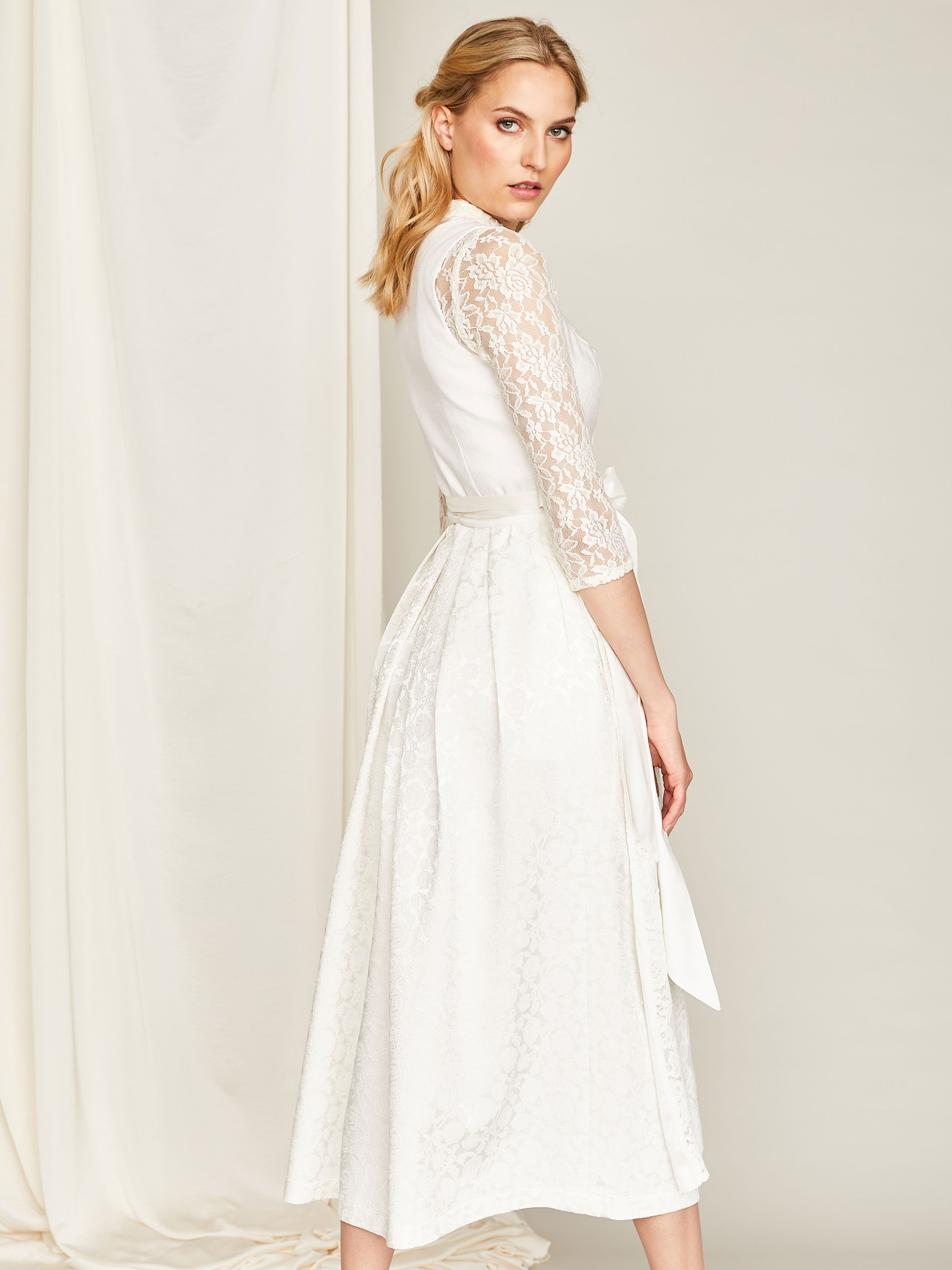 Langes Hochzeits-Dirndl in Cremeweiß Langes Hochzeits-Dirndl in Cremeweiß