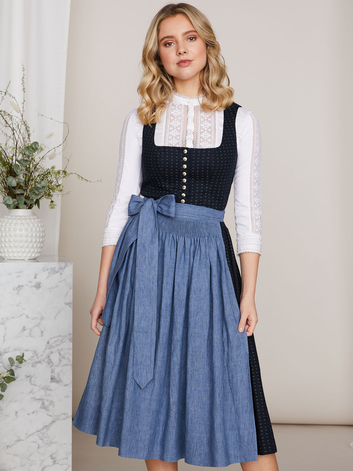 Nachtblaues Dirndl mit Leinenschürze Nachtblaues Dirndl mit Leinenschürze