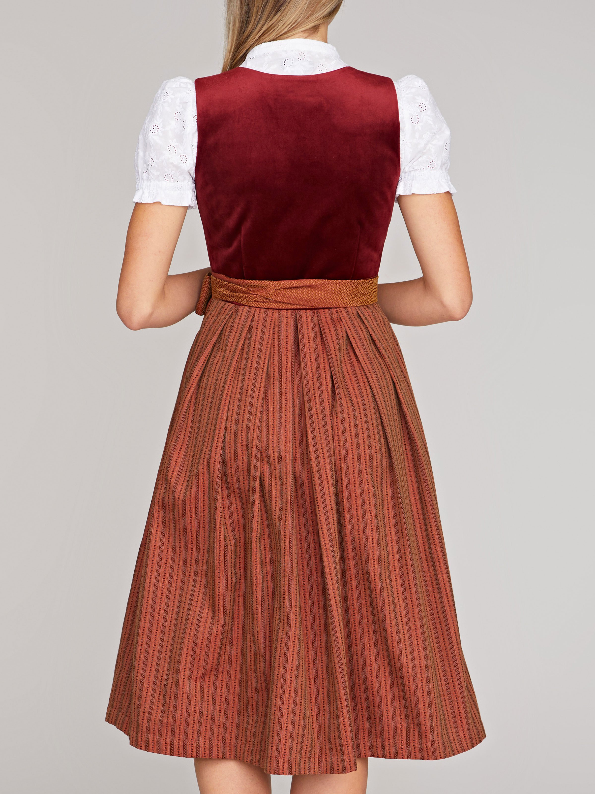 Weinrotes Dirndl Weinrotes Dirndl