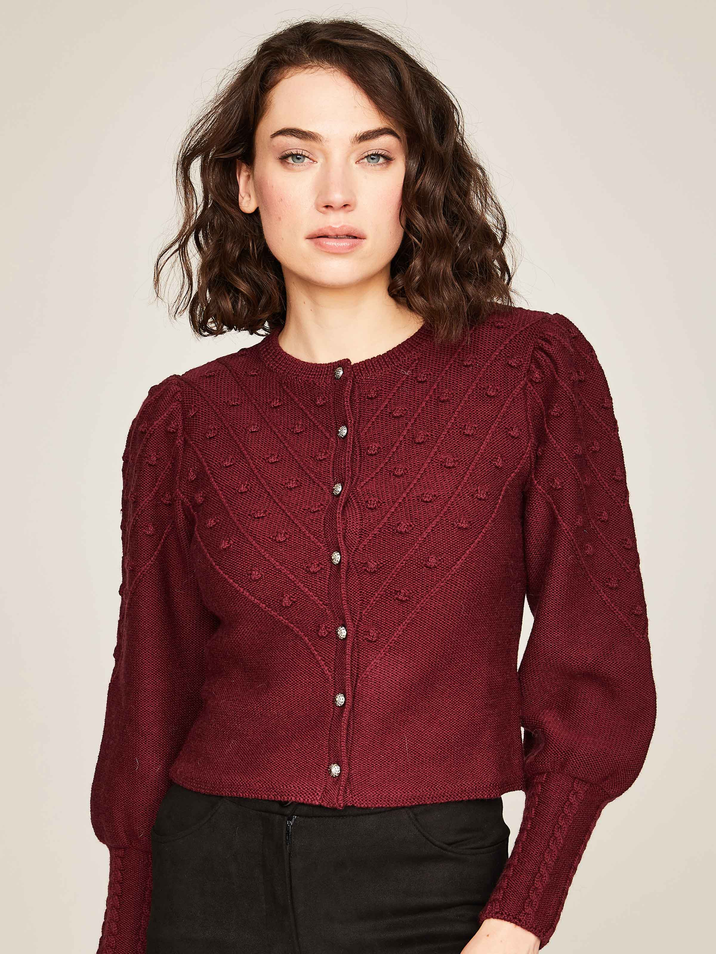 Weinrote Strickjacke mit Puffarm Weinrote Strickjacke mit Puffarm