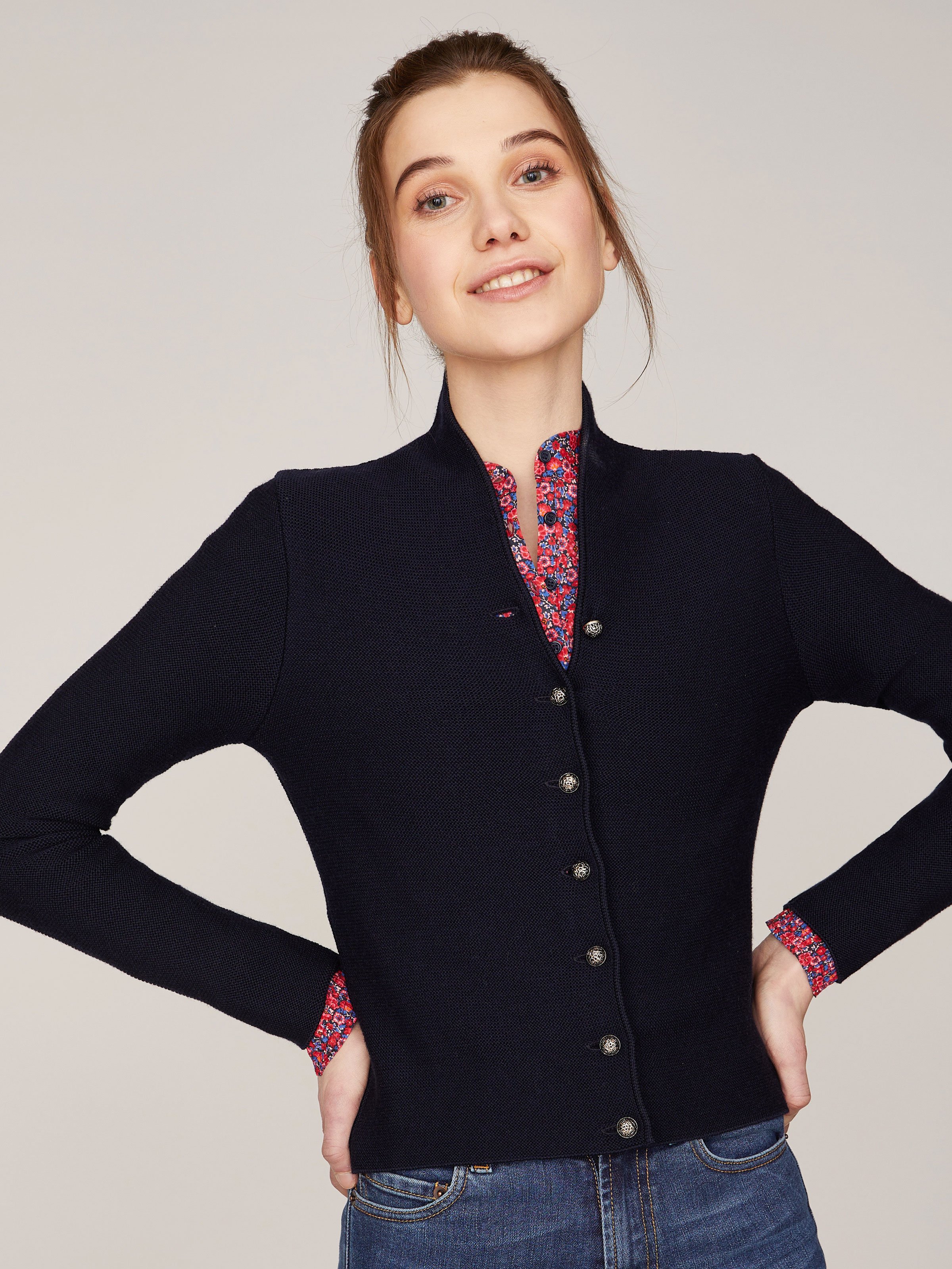 Dunkelblaue Trachten-Strickjacke mit Stehkragen Dunkelblaue Trachten-Strickjacke mit Stehkragen