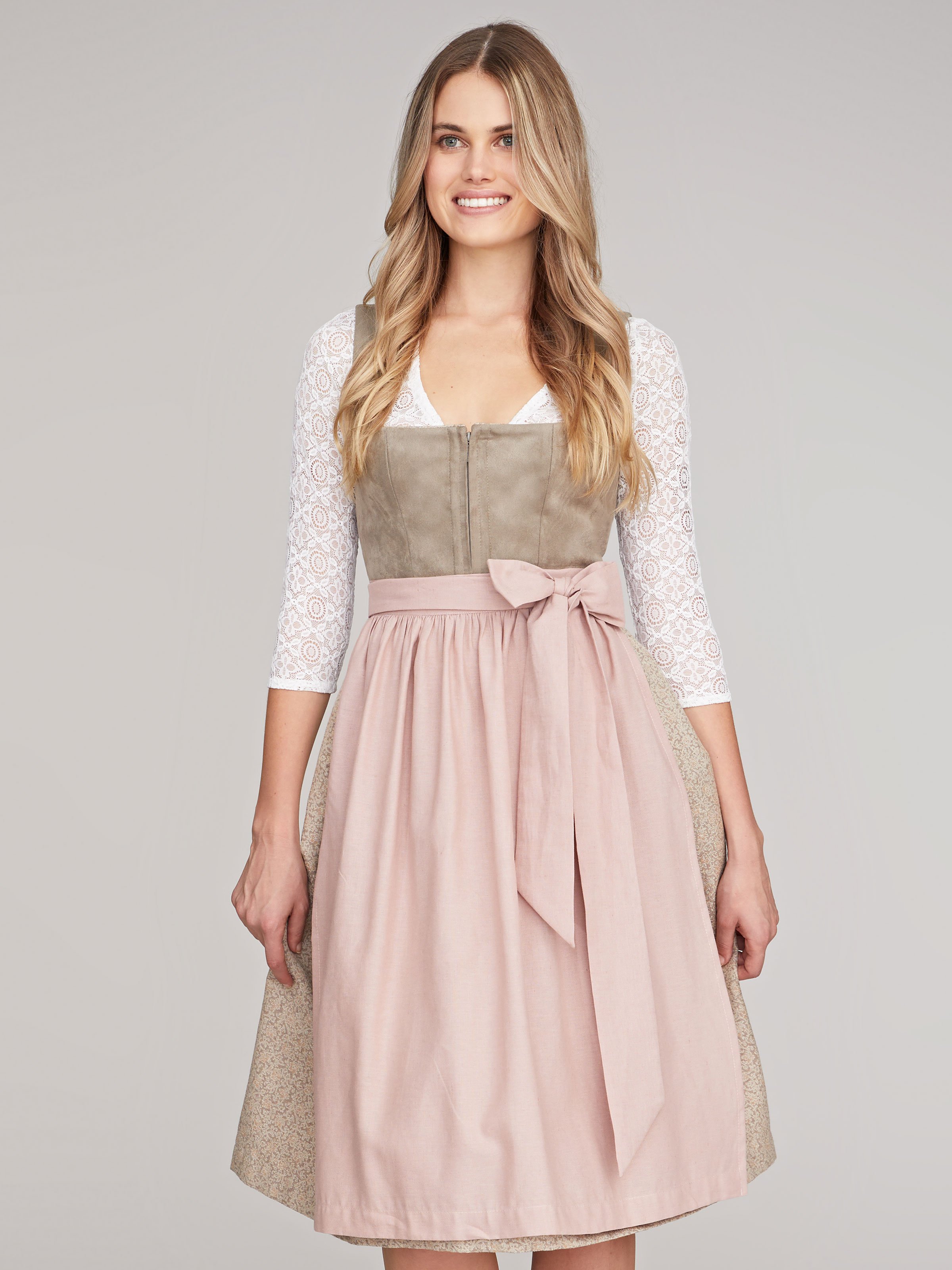 Beigefarbenes Dirndl mit zwei Schürzen Beigefarbenes Dirndl mit zwei Schürzen