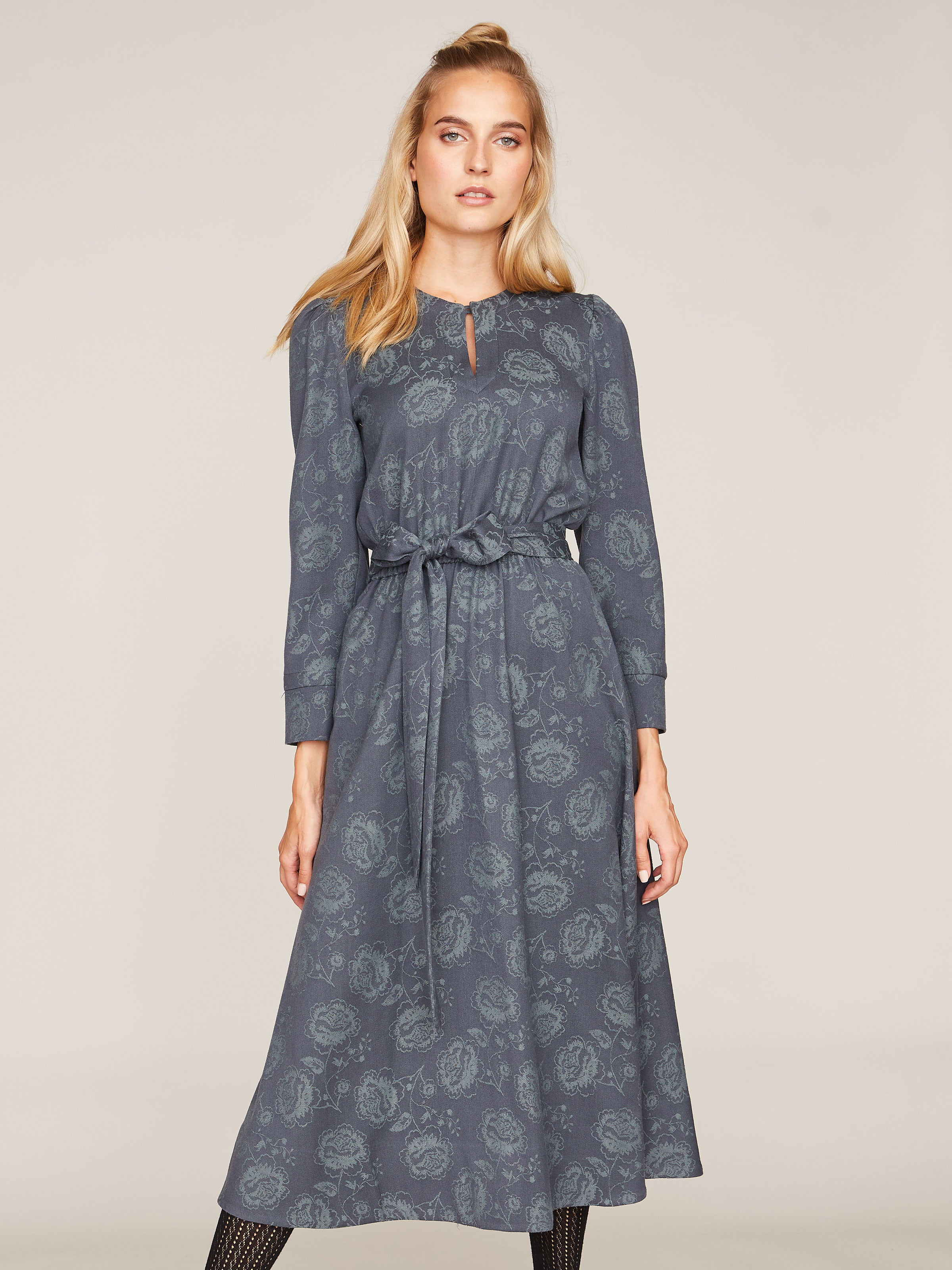 Blaues Kleid mit floralem Muster und Taillengürtel Blaues Kleid mit floralem Muster und Taillengürtel