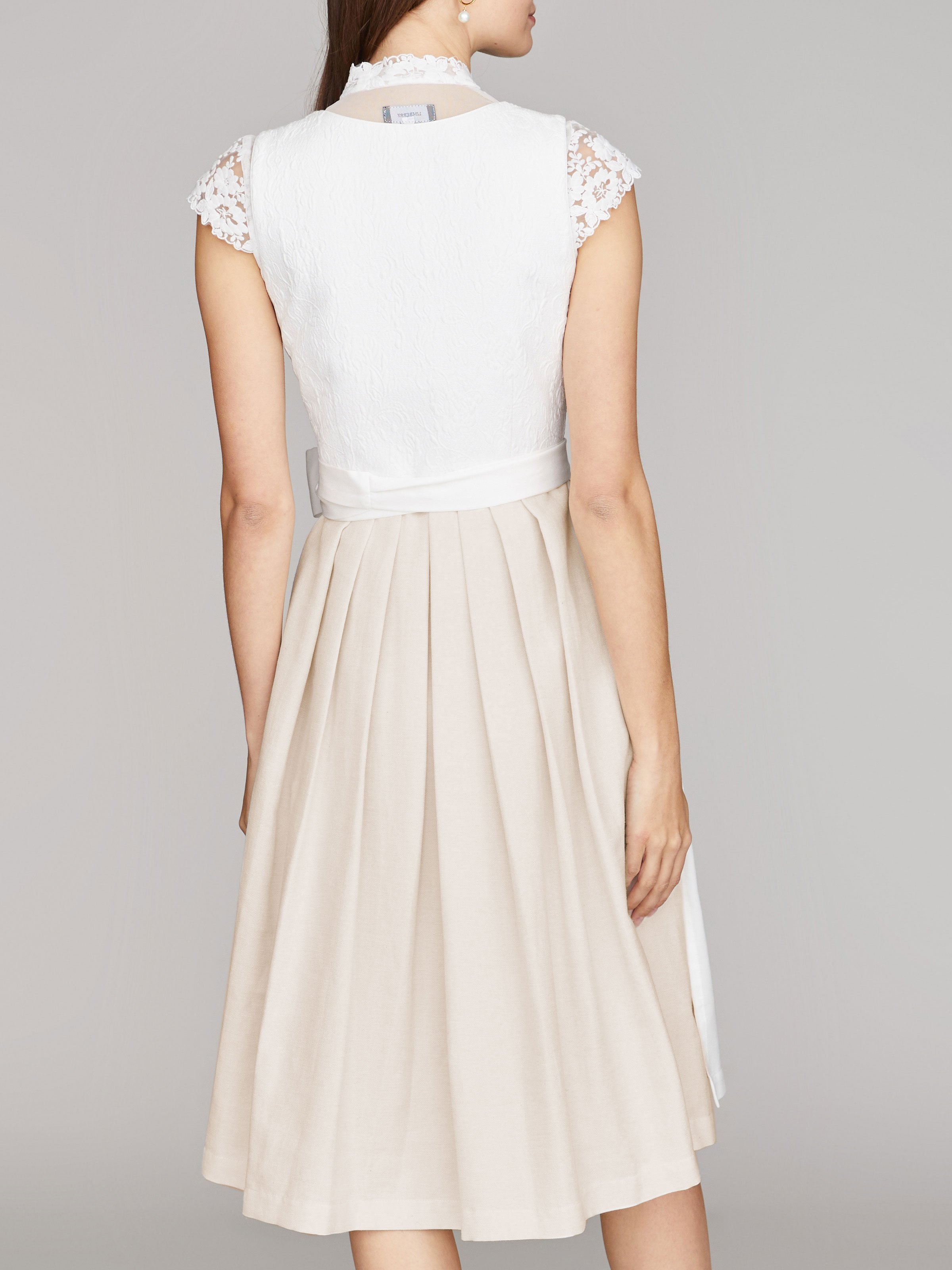 Weißes Balkonett-Dirndl Weißes Balkonett-Dirndl